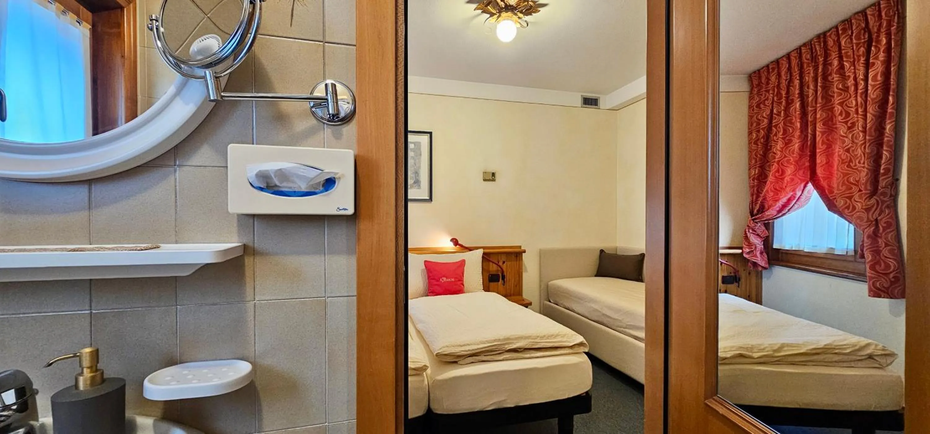 Bed in Albergo Alpenrose