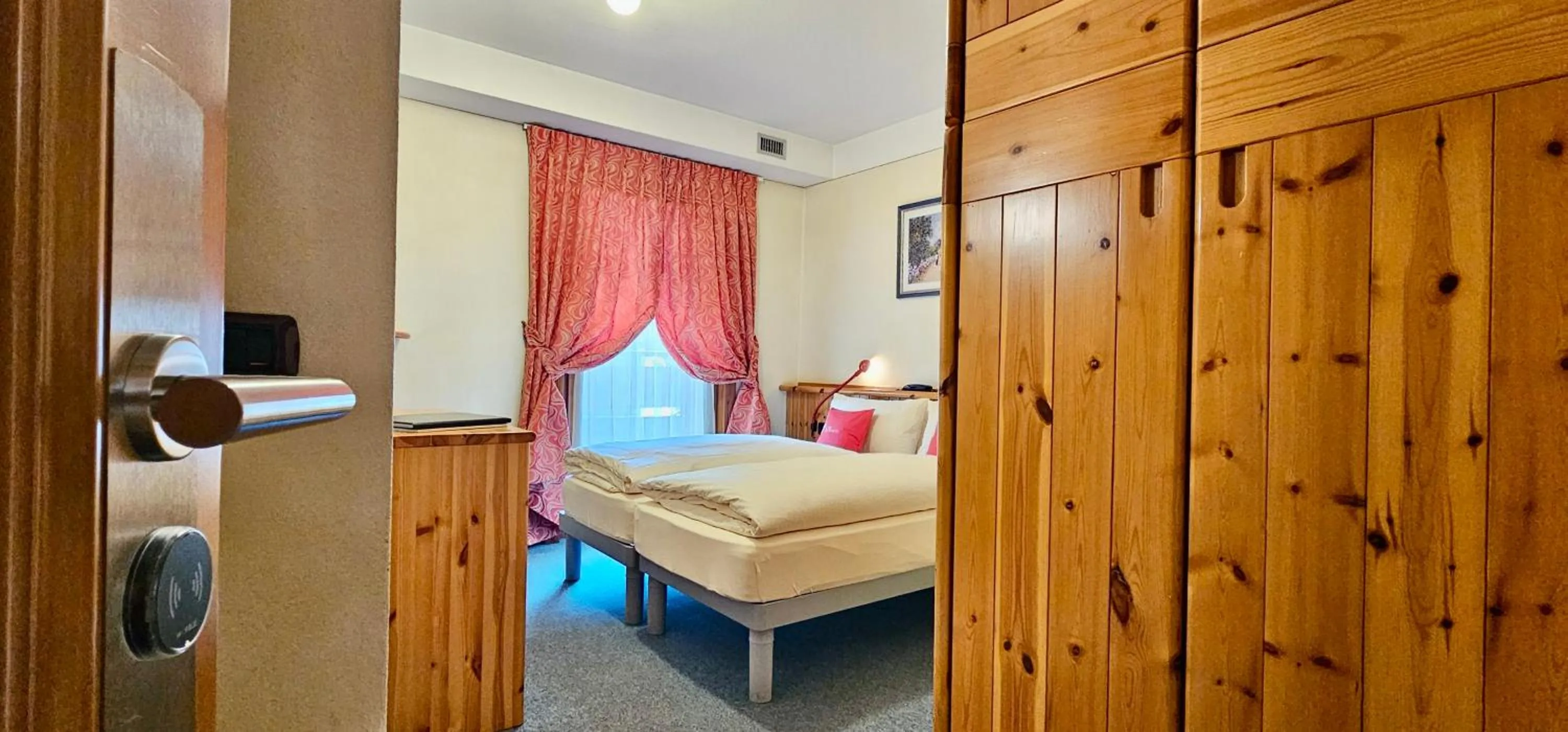 Bedroom, Bed in Albergo Alpenrose