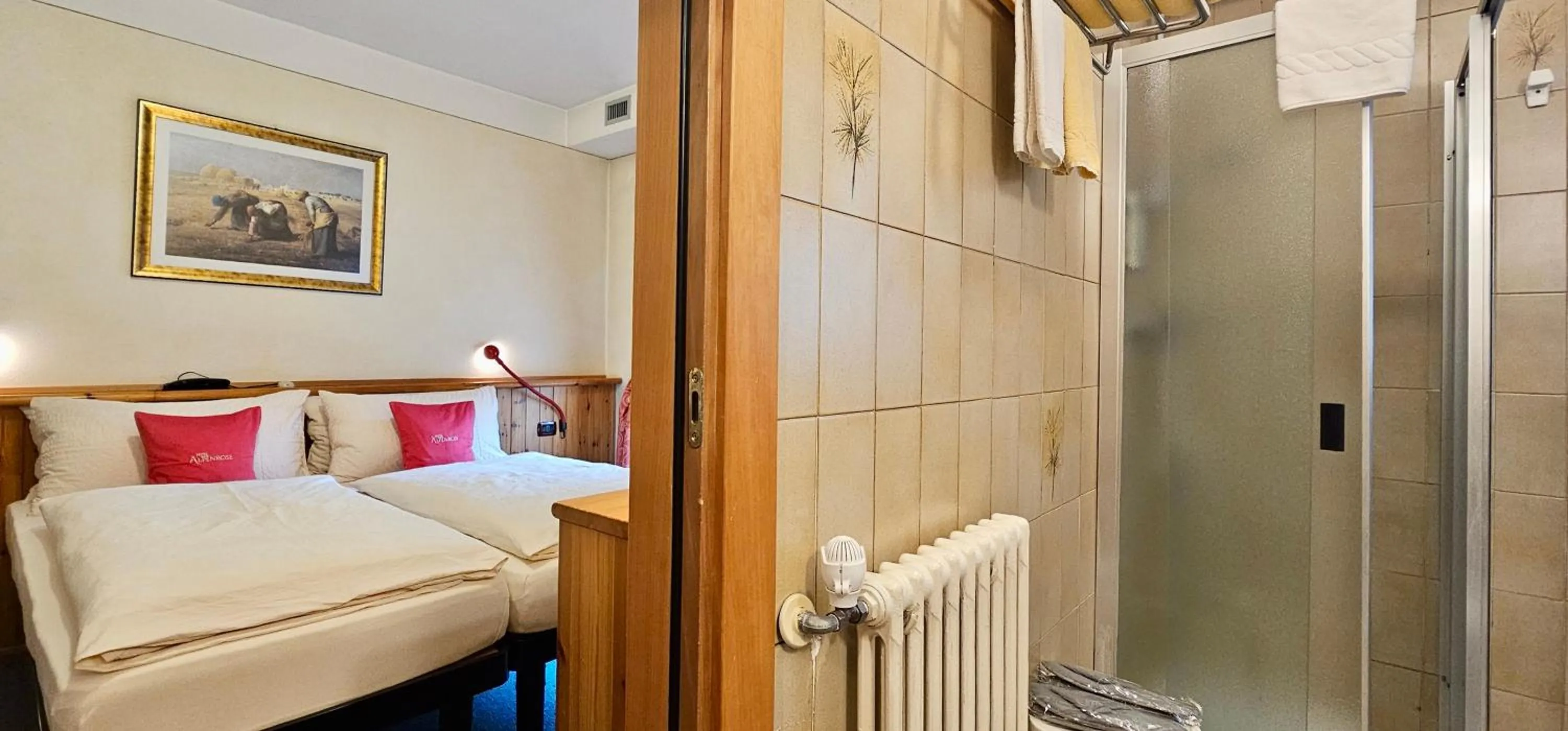 Bed in Albergo Alpenrose