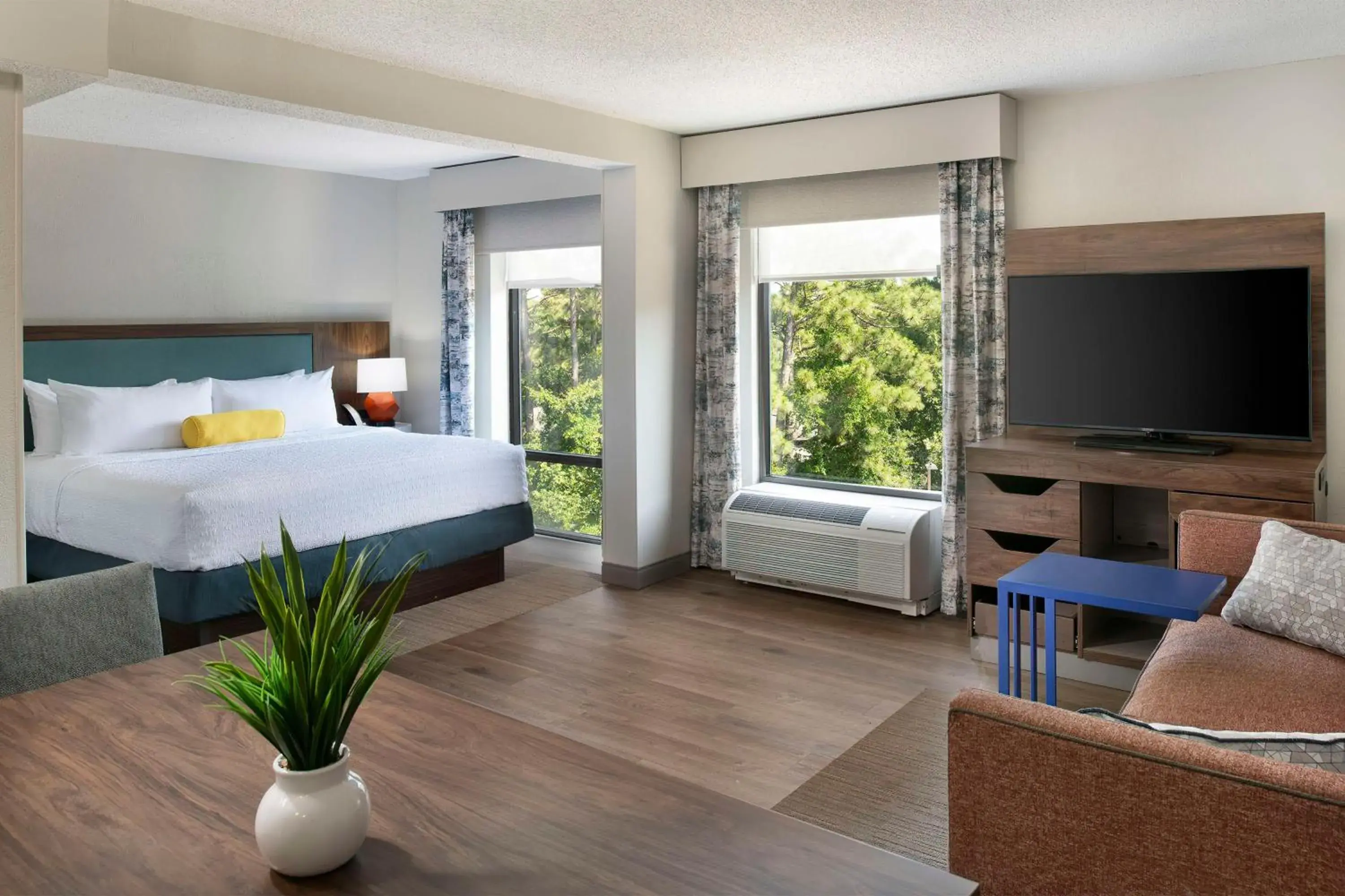 Junior King Suite with Sofa Bed - Non-Smoking in Hampton Inn Northwood Junior King Suite with Sofa Bed - Non-Smoking in Hampton Inn Northwood