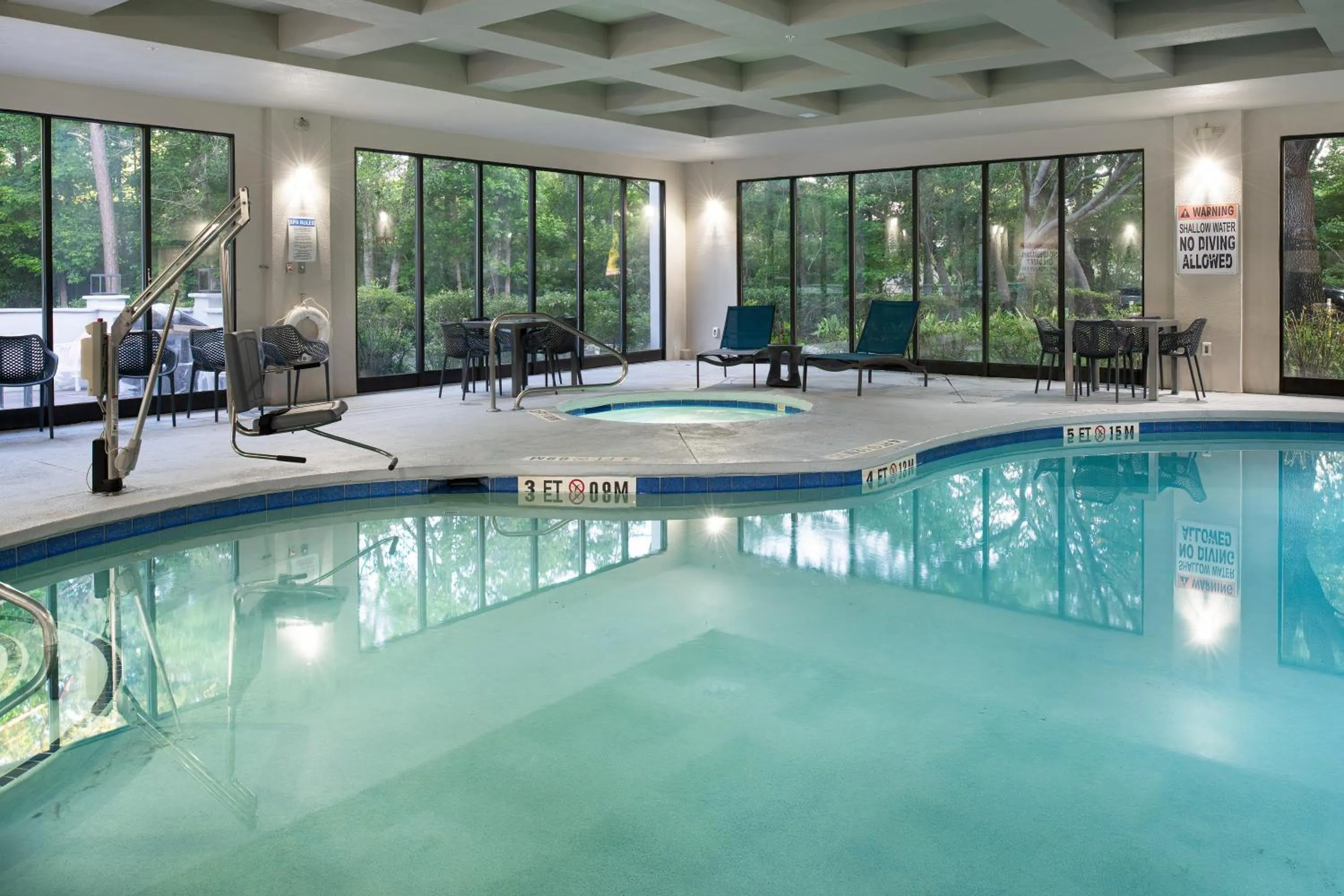 Swimming pool in Hampton Inn Northwood