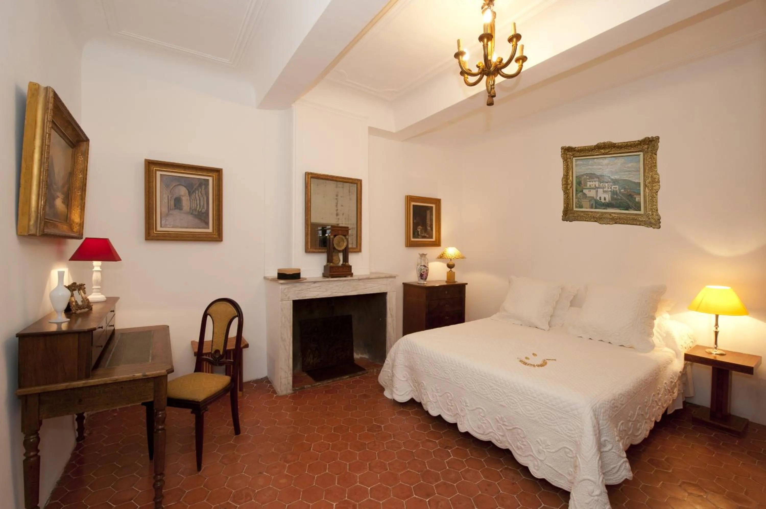 Photo of the whole room, Bed in La Maison du Peintre en Provence