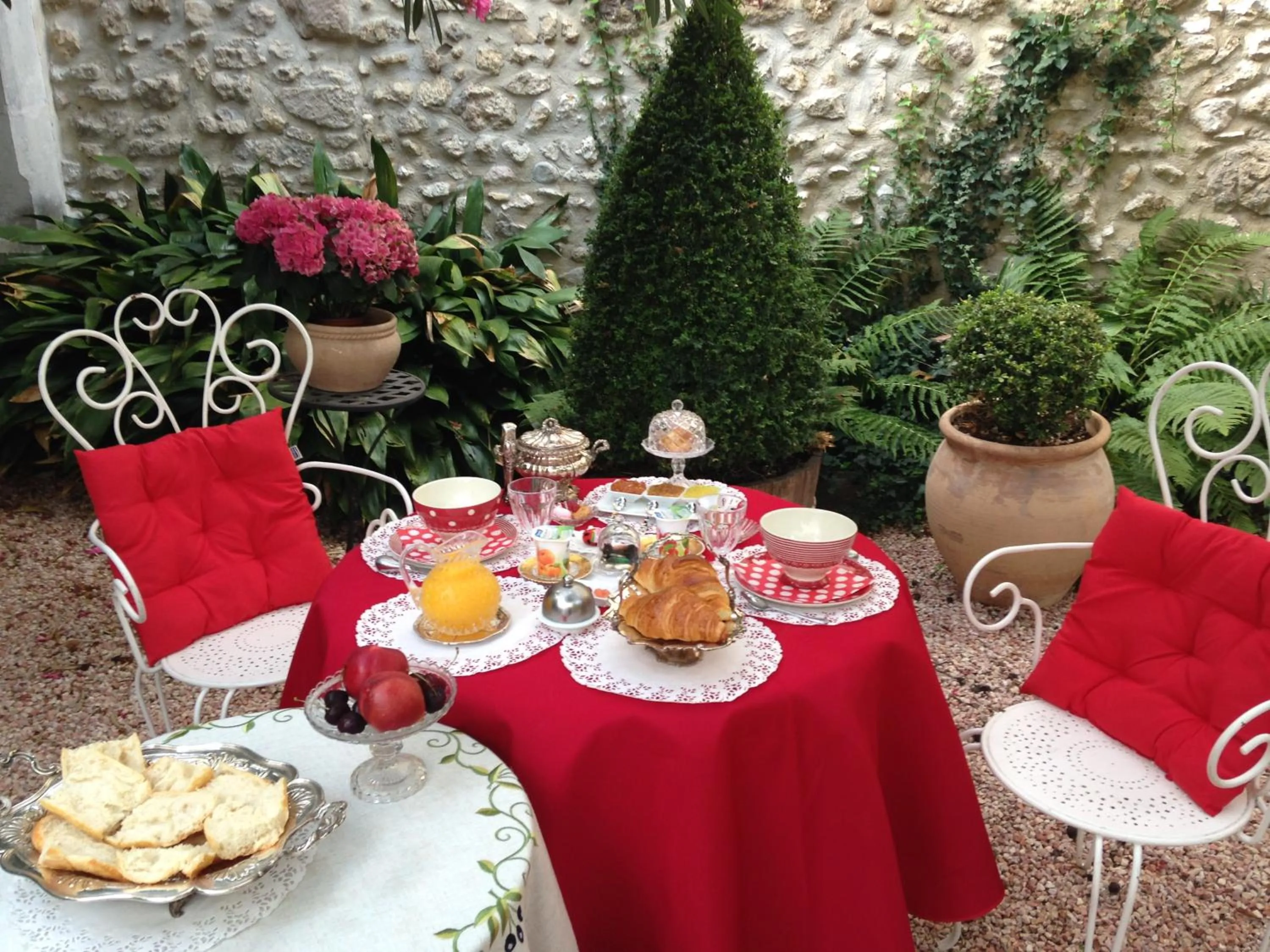 Breakfast in La Maison du Peintre en Provence