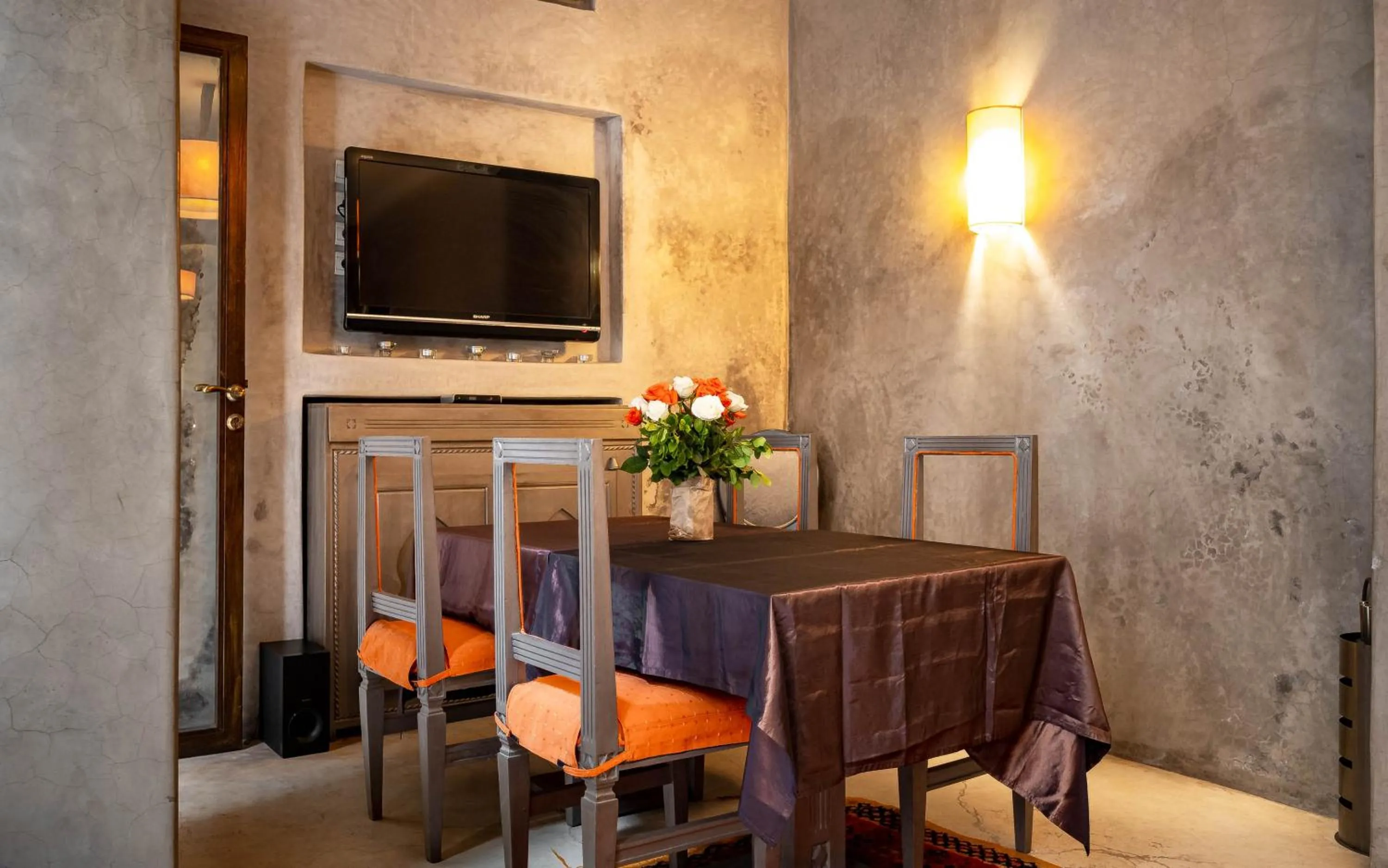 Communal lounge/ TV room in Riad Vanilla Sma & Spa