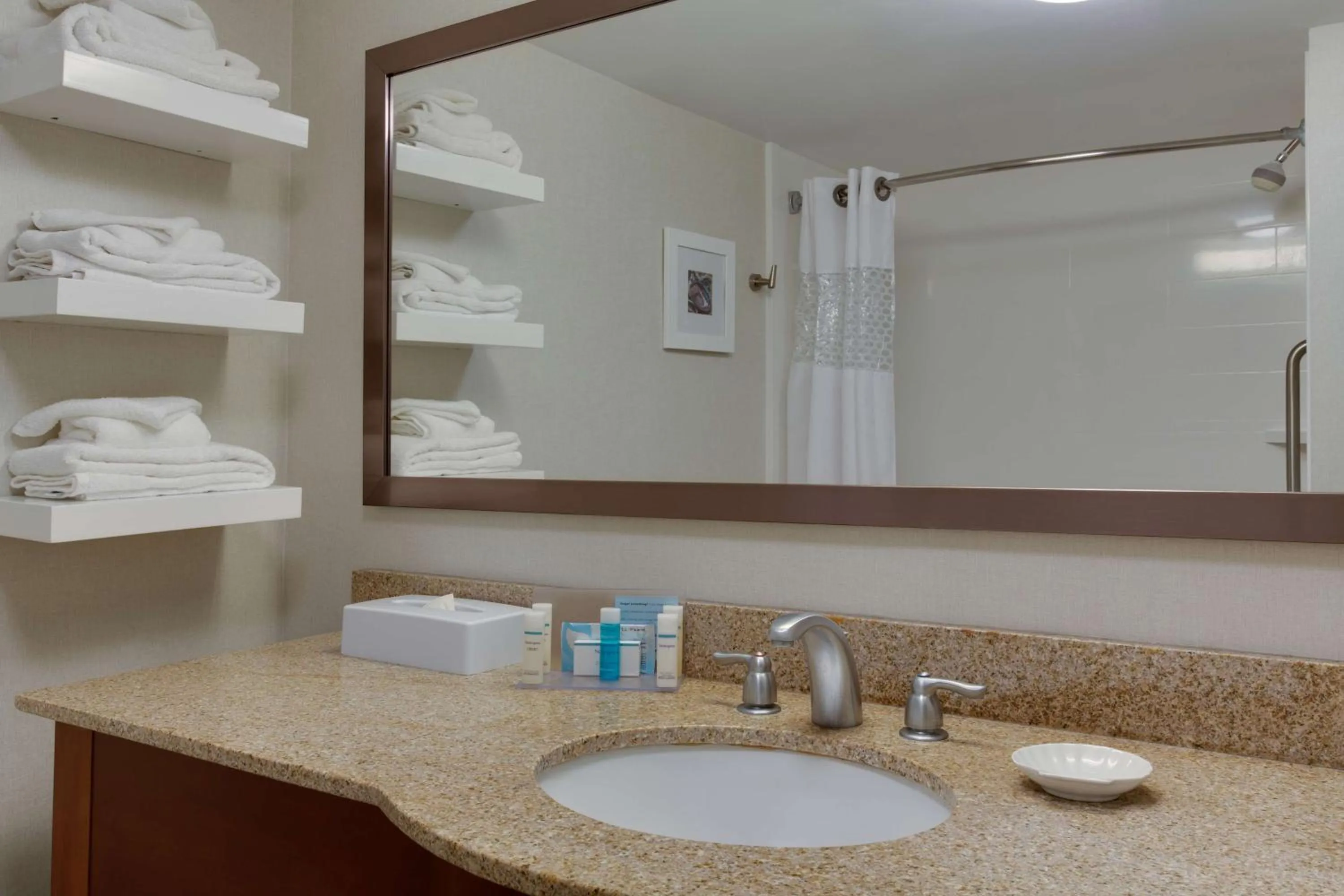 Bathroom in Hampton Inn Harbourgate