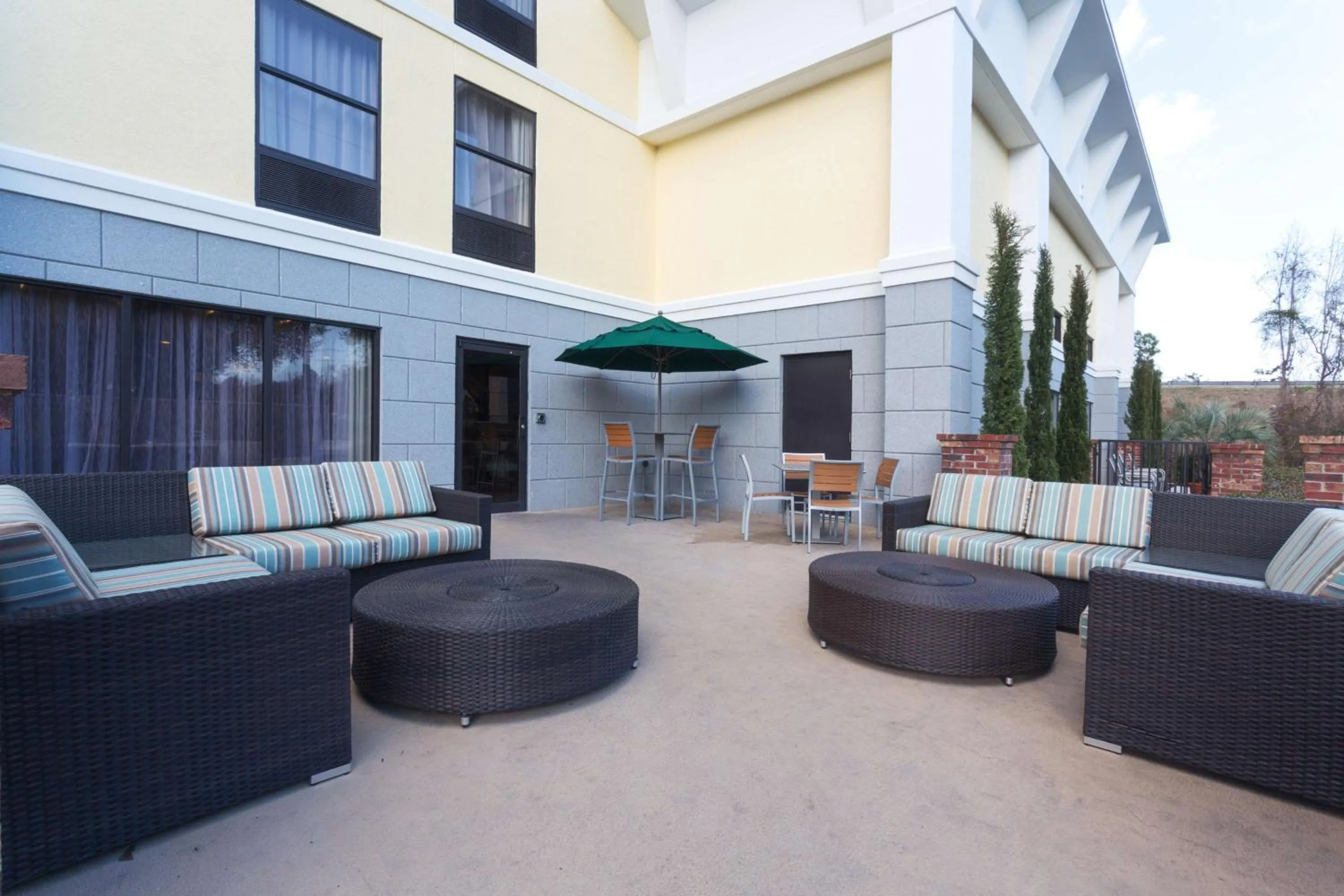 Patio in Hampton Inn Harbourgate