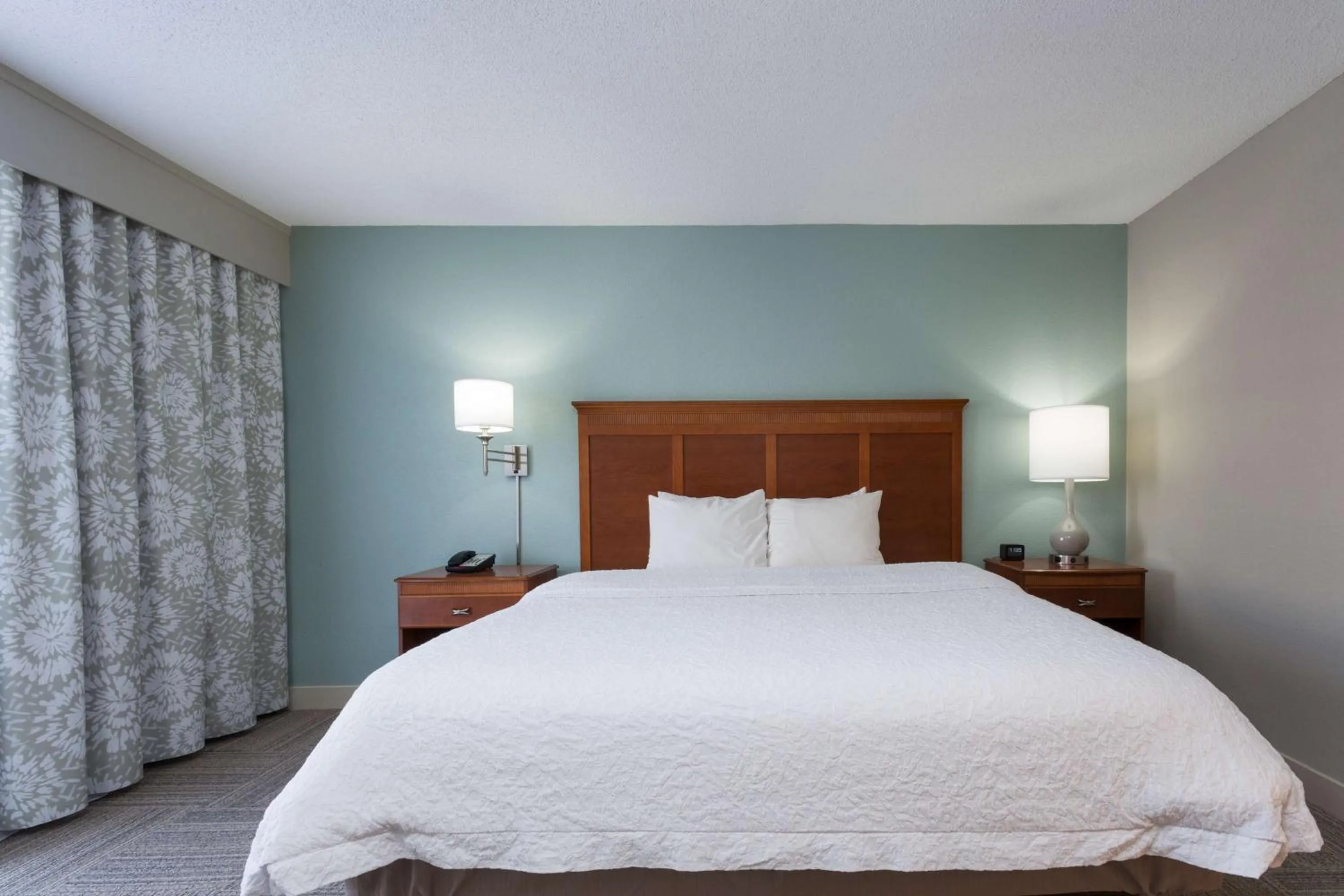 Bed in Hampton Inn Harbourgate