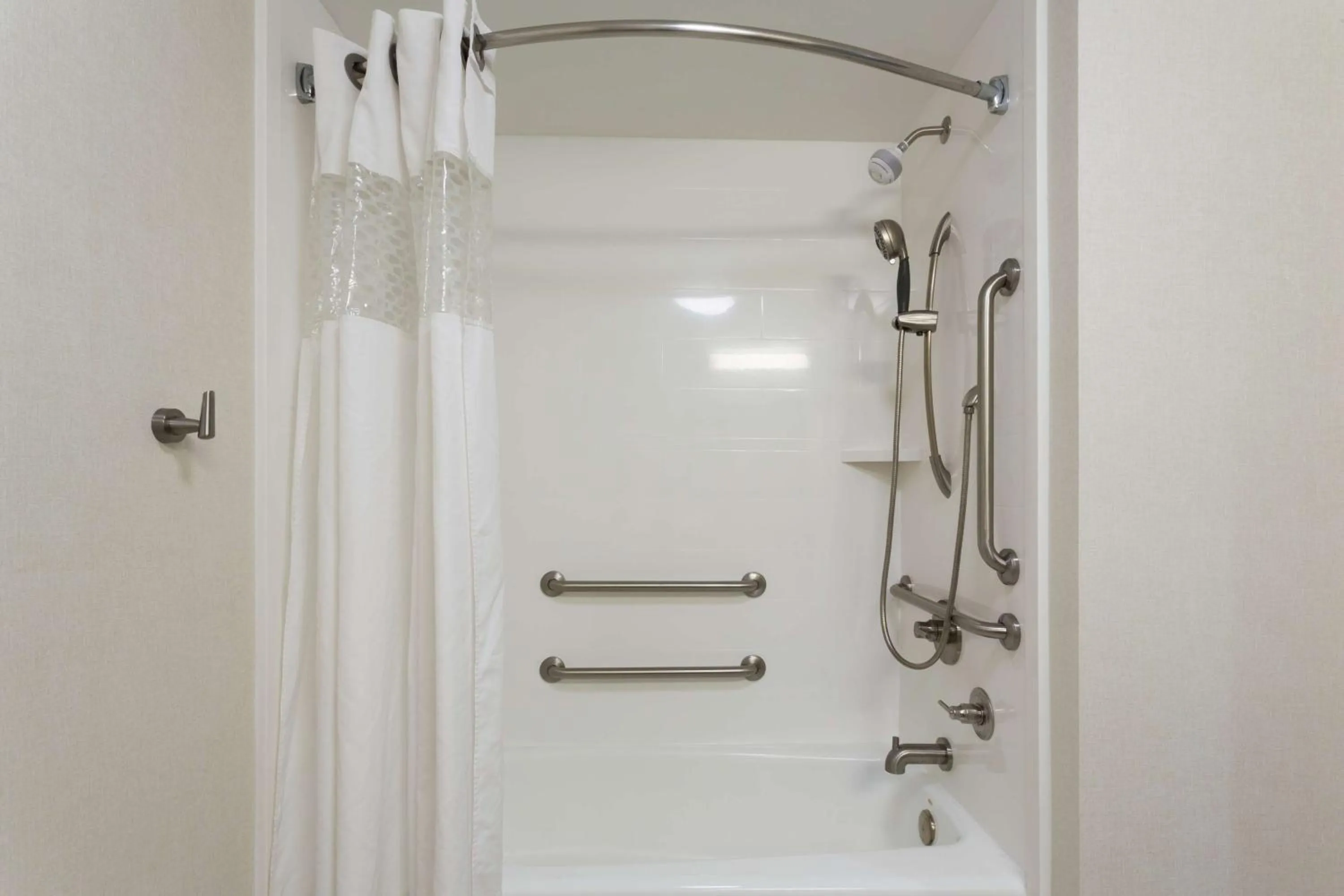 Bathroom in Hampton Inn Harbourgate