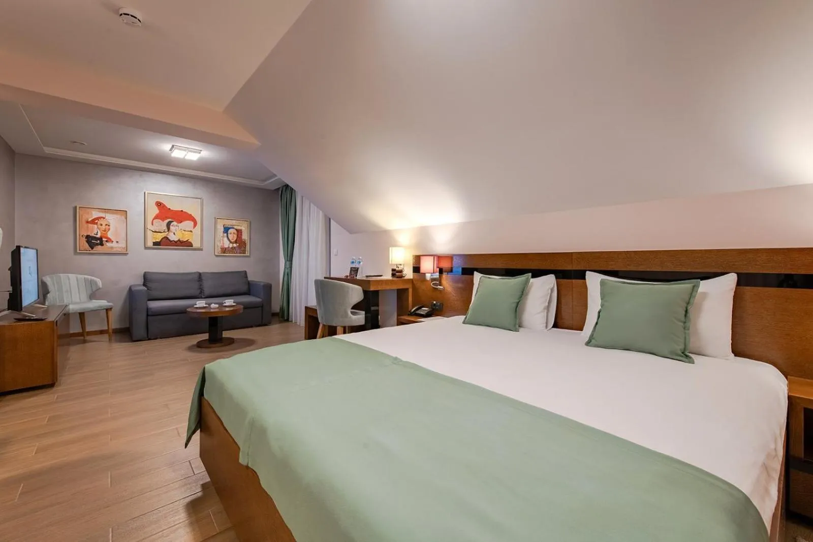 Bed in Rubicon Garni Hotel