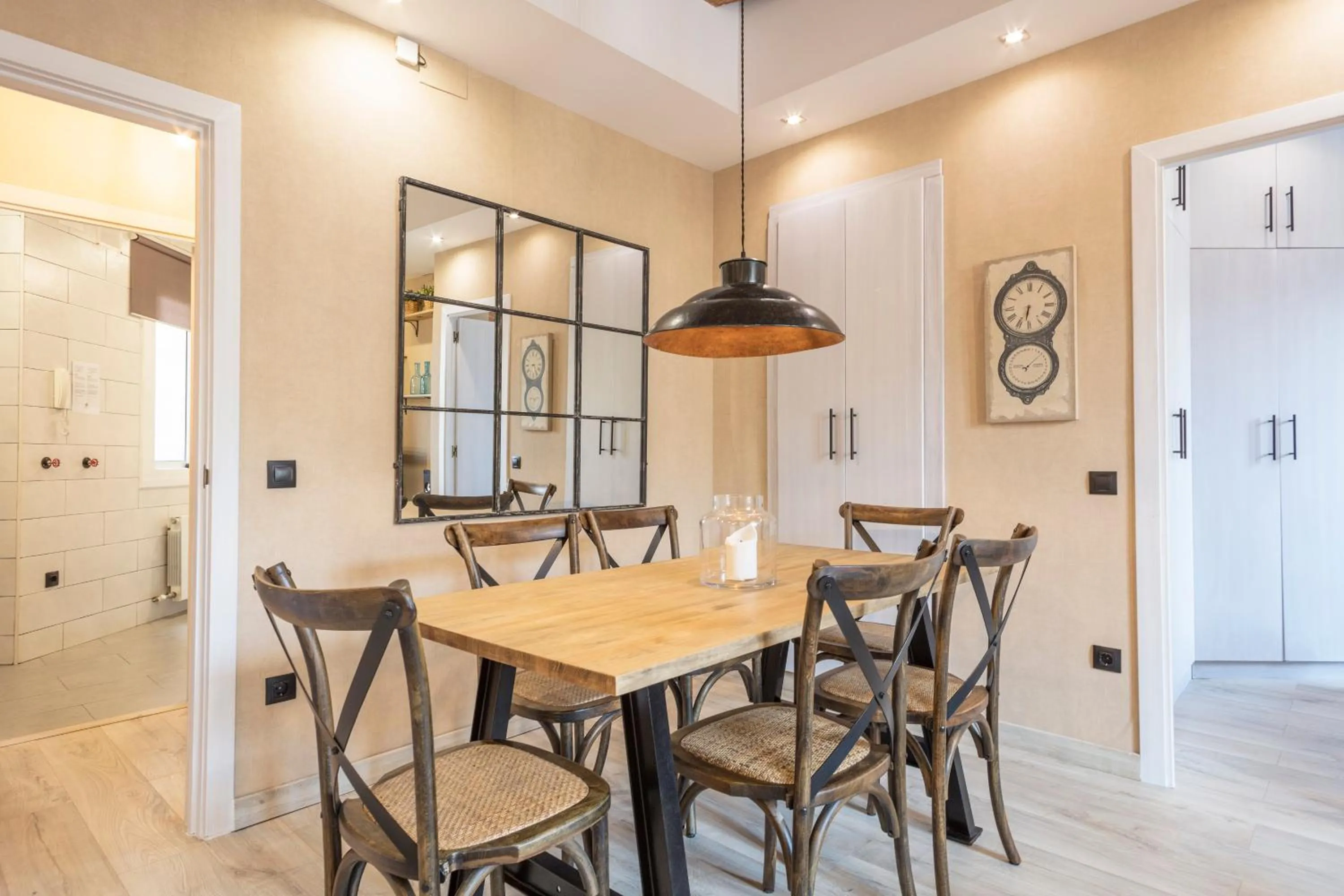 Dining area in Midtown Luxury Apartments by Sweett