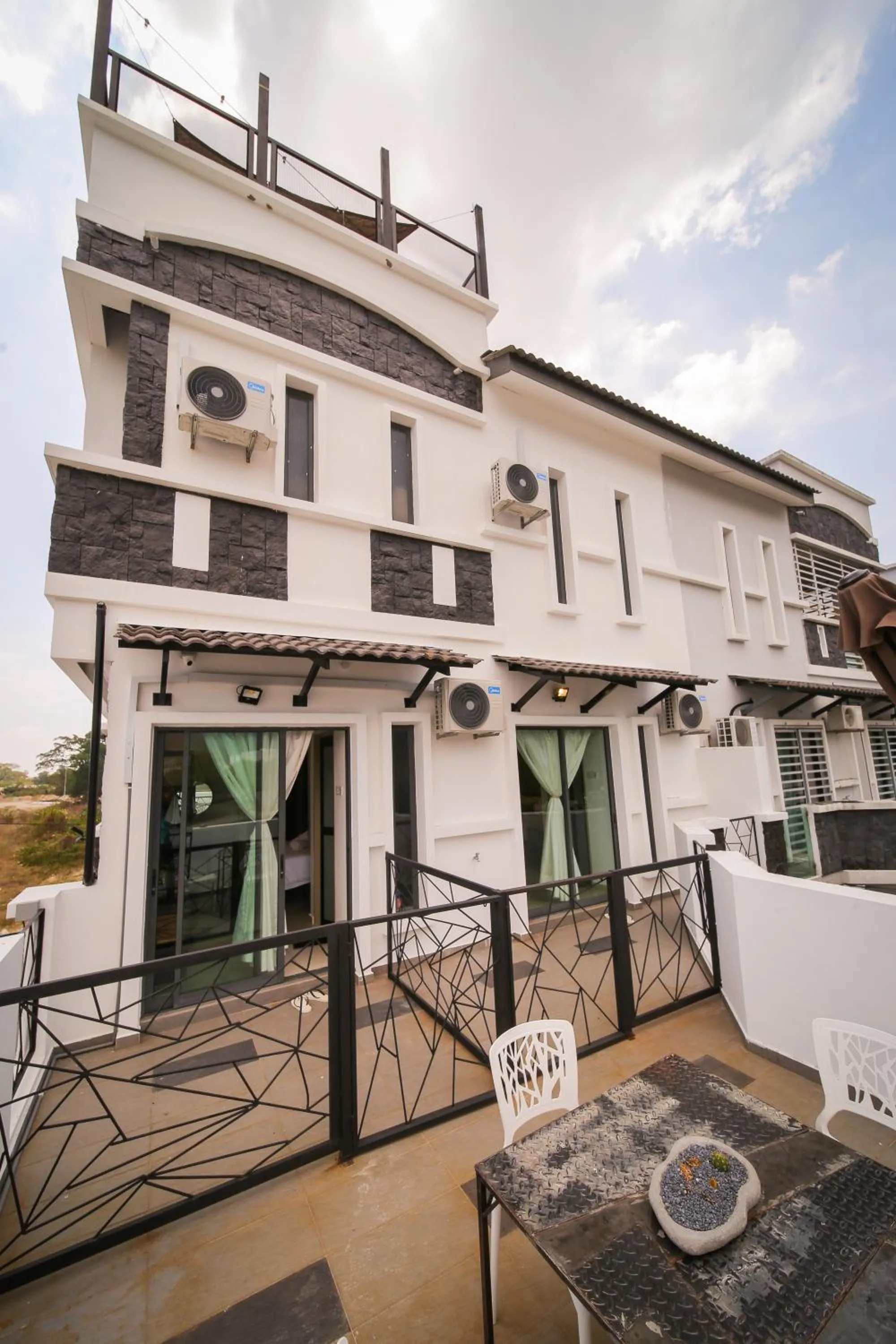 The Best Hotel in Bayan Lepas - THE LOV PENANG