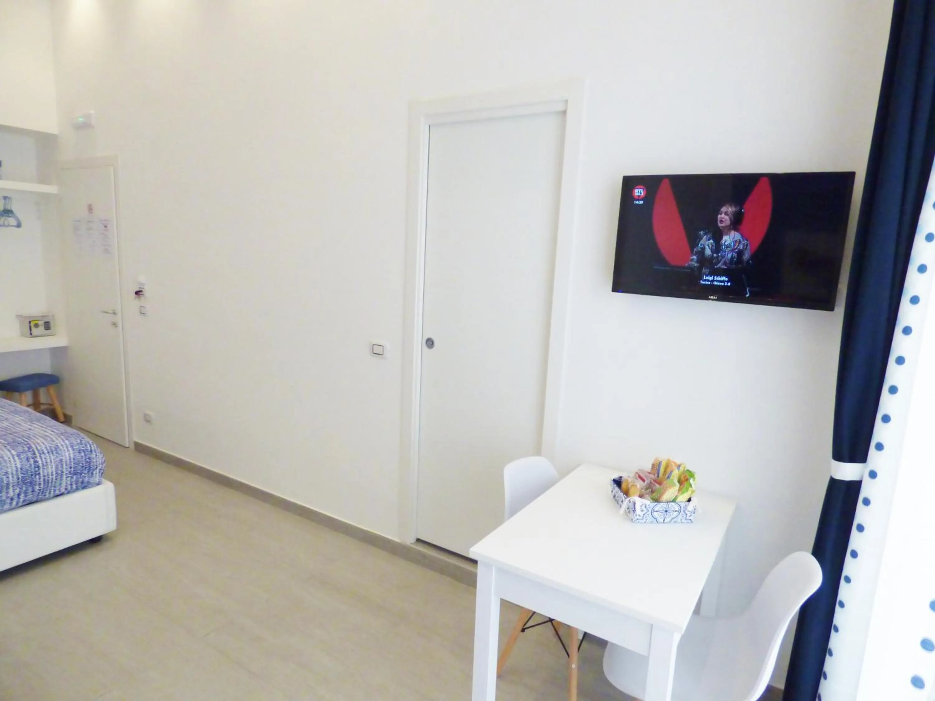 Dining area, Bed in B&B Lemon Flats