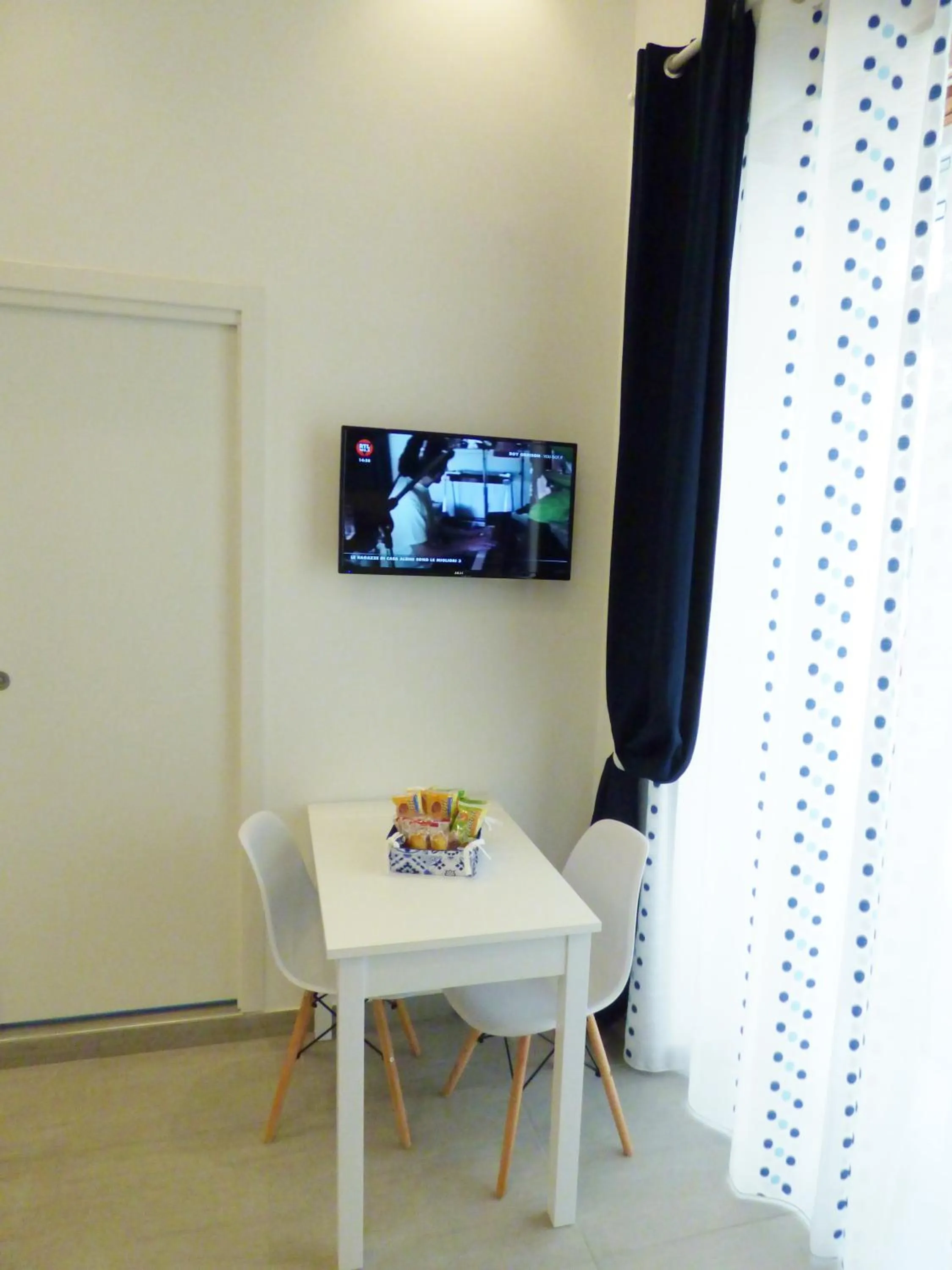 Dining area in B&B Lemon Flats