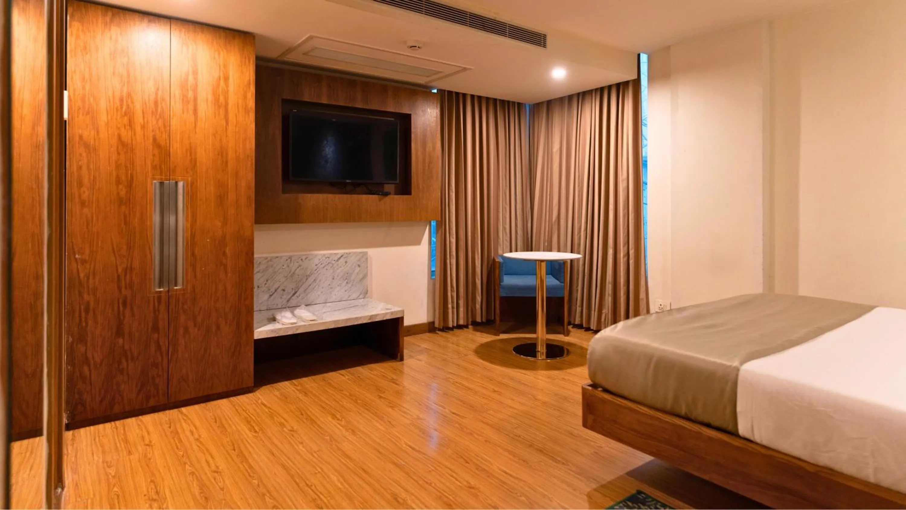 Bed in The Orion Plaza - Nehru Place