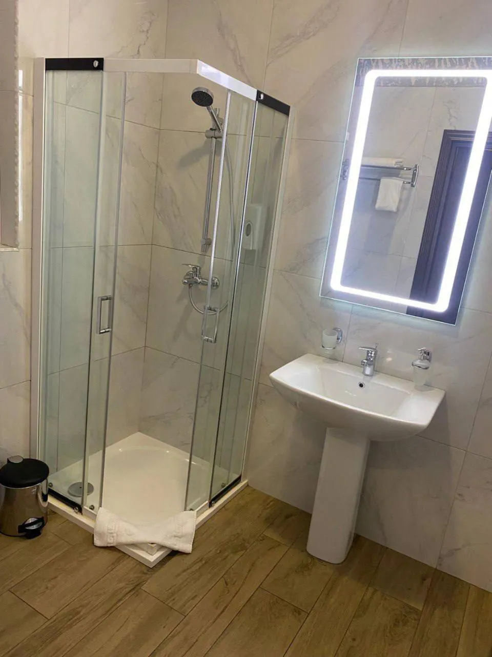 Shower in Hotel Donald