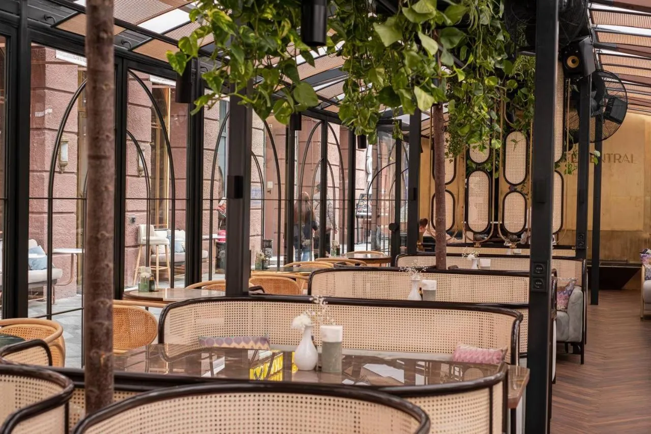 Restaurant/places to eat in Hotel Donald