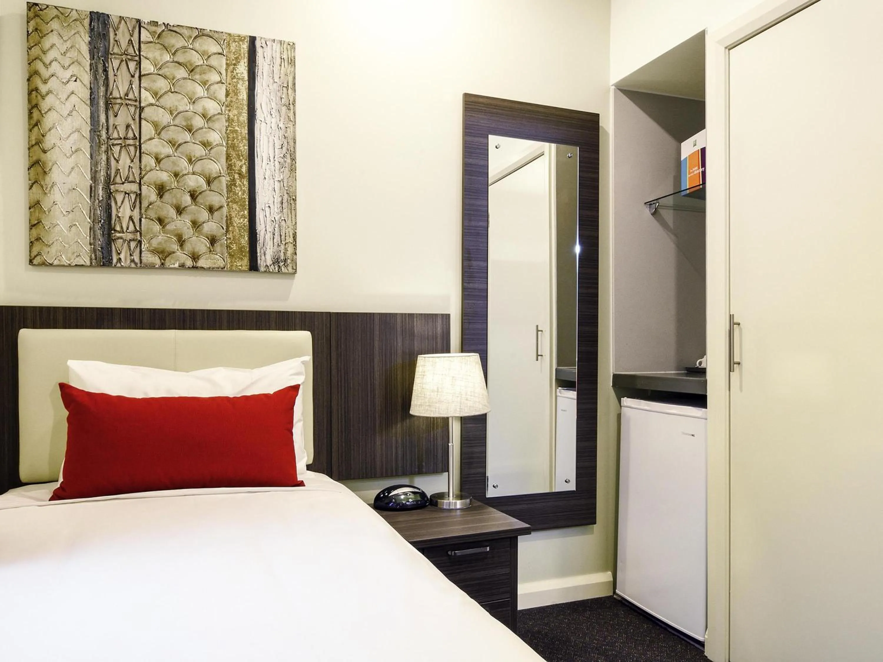 Bedroom, Bed in ibis Styles Kingsgate Hotel