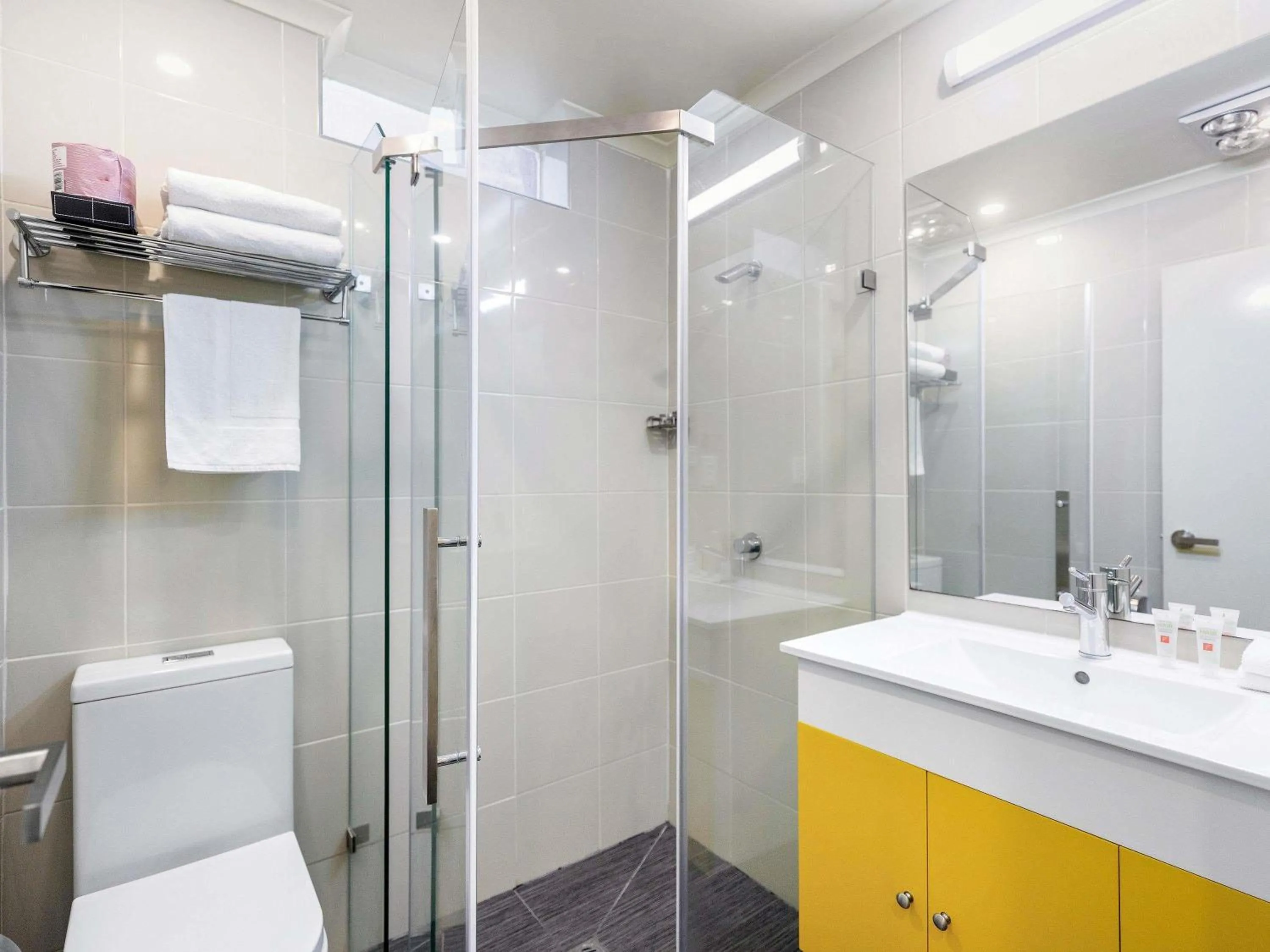 Bedroom in ibis Styles Kingsgate Hotel