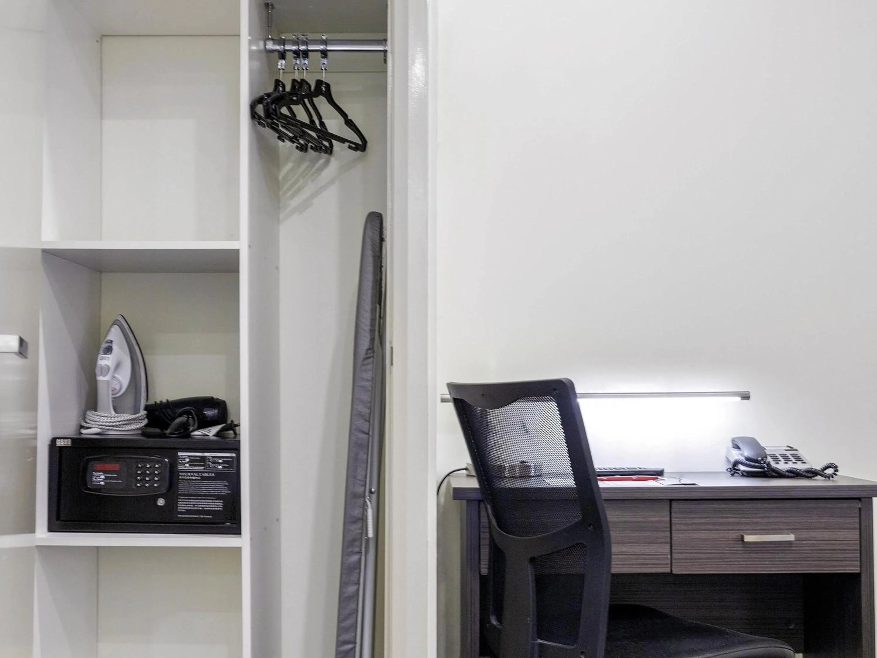 Bedroom in ibis Styles Kingsgate Hotel