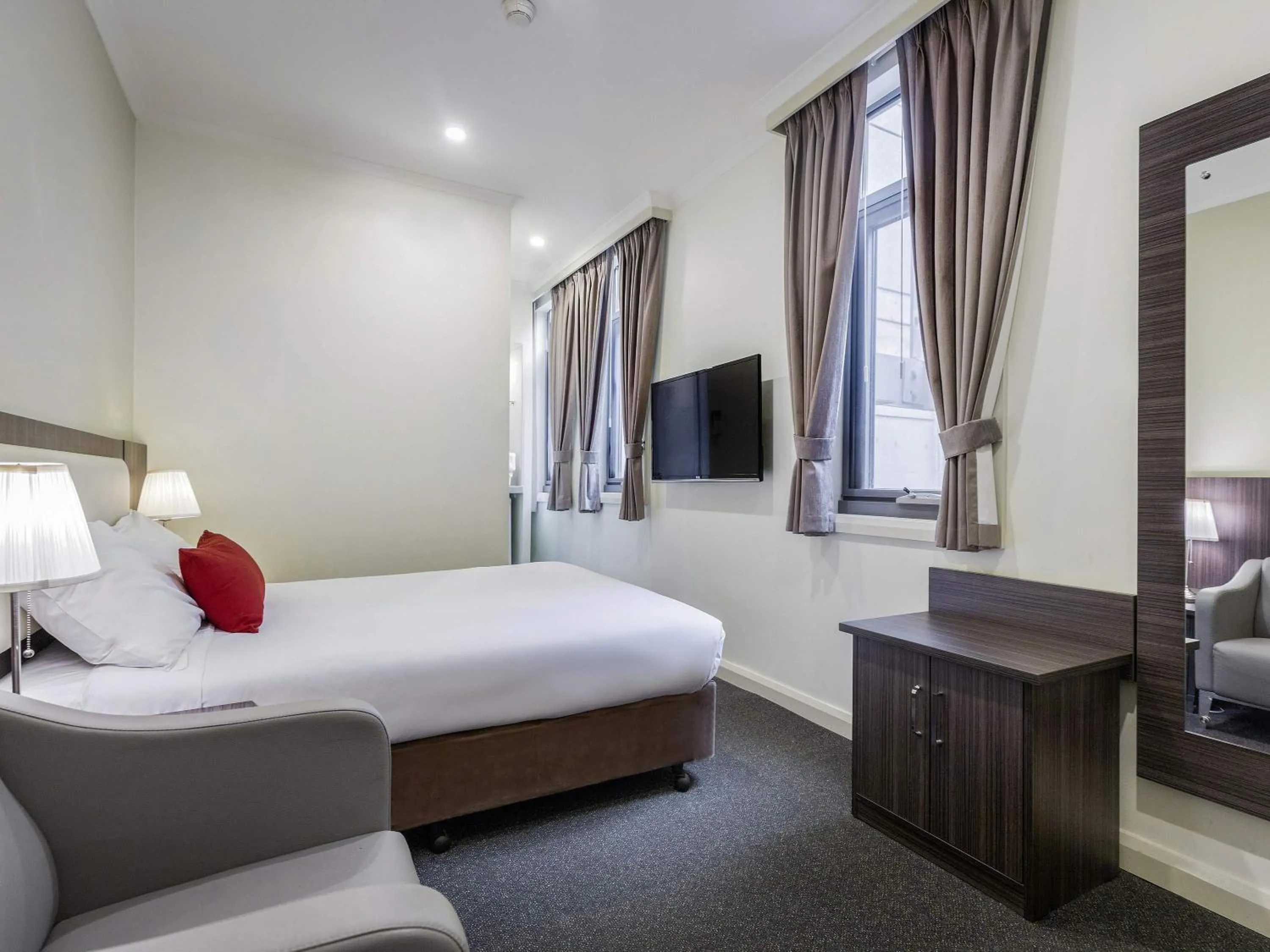 Bedroom, Bed in ibis Styles Kingsgate Hotel