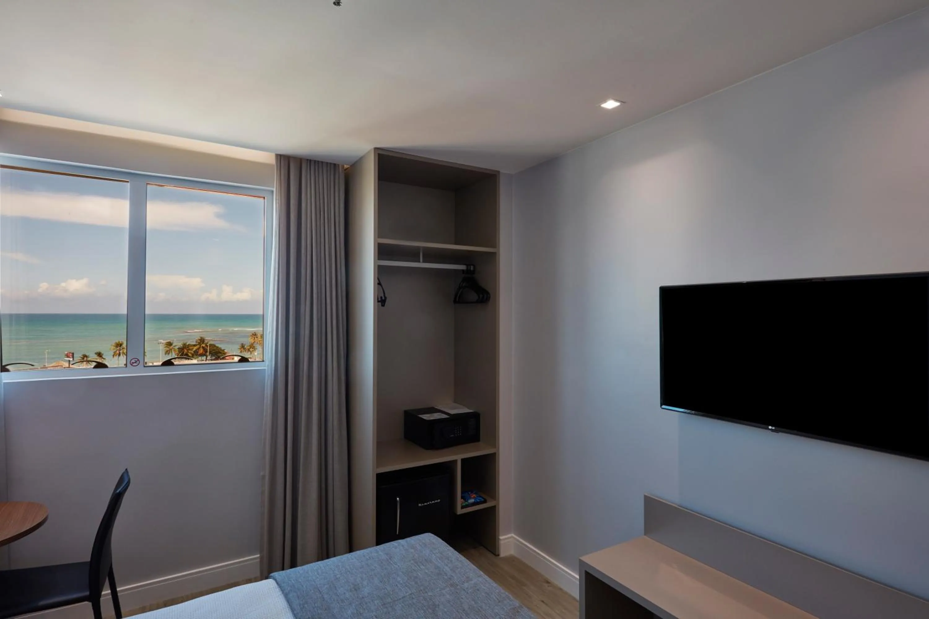 Bedroom, Bed in Flix Hotel