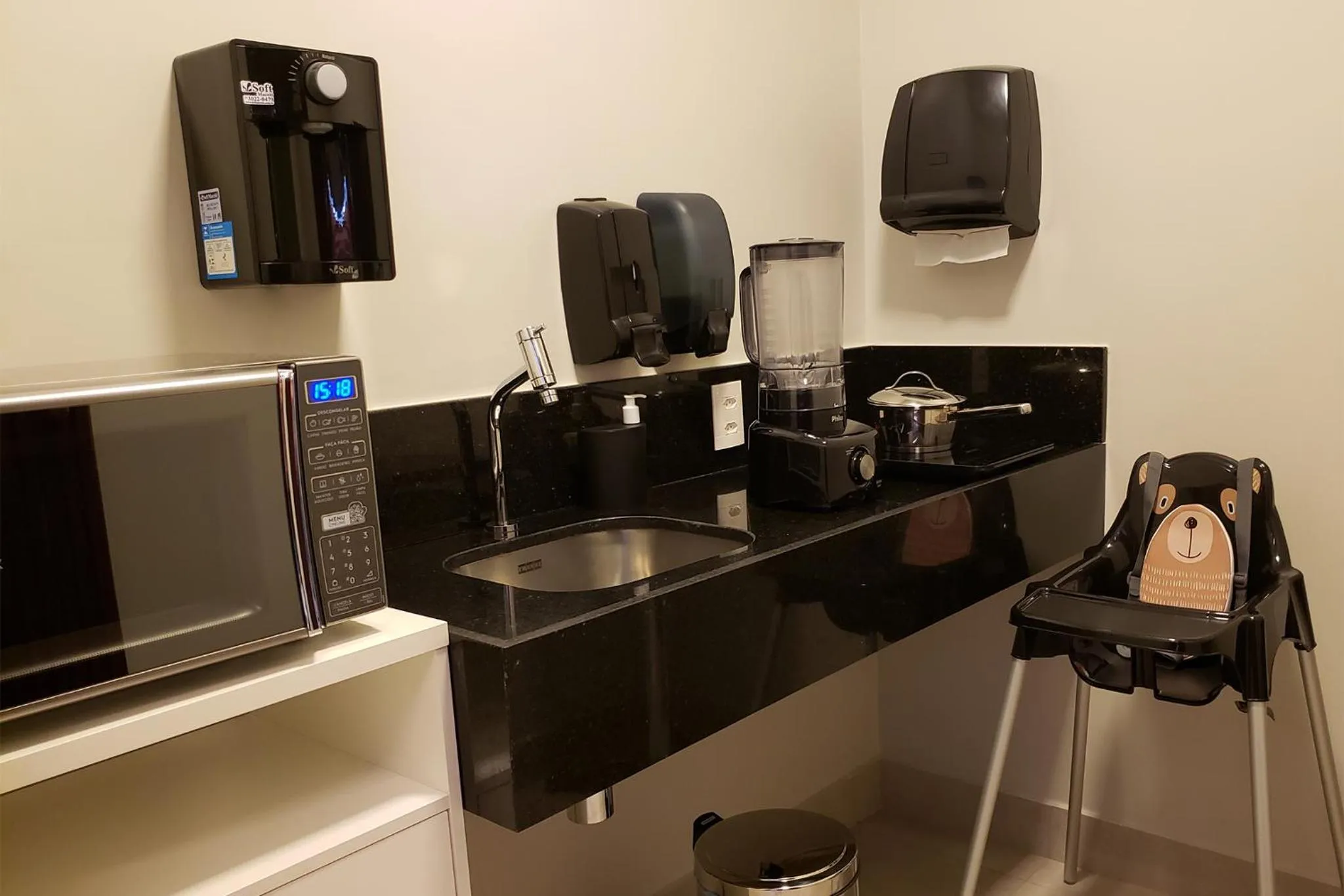 Communal kitchen in Flix Hotel