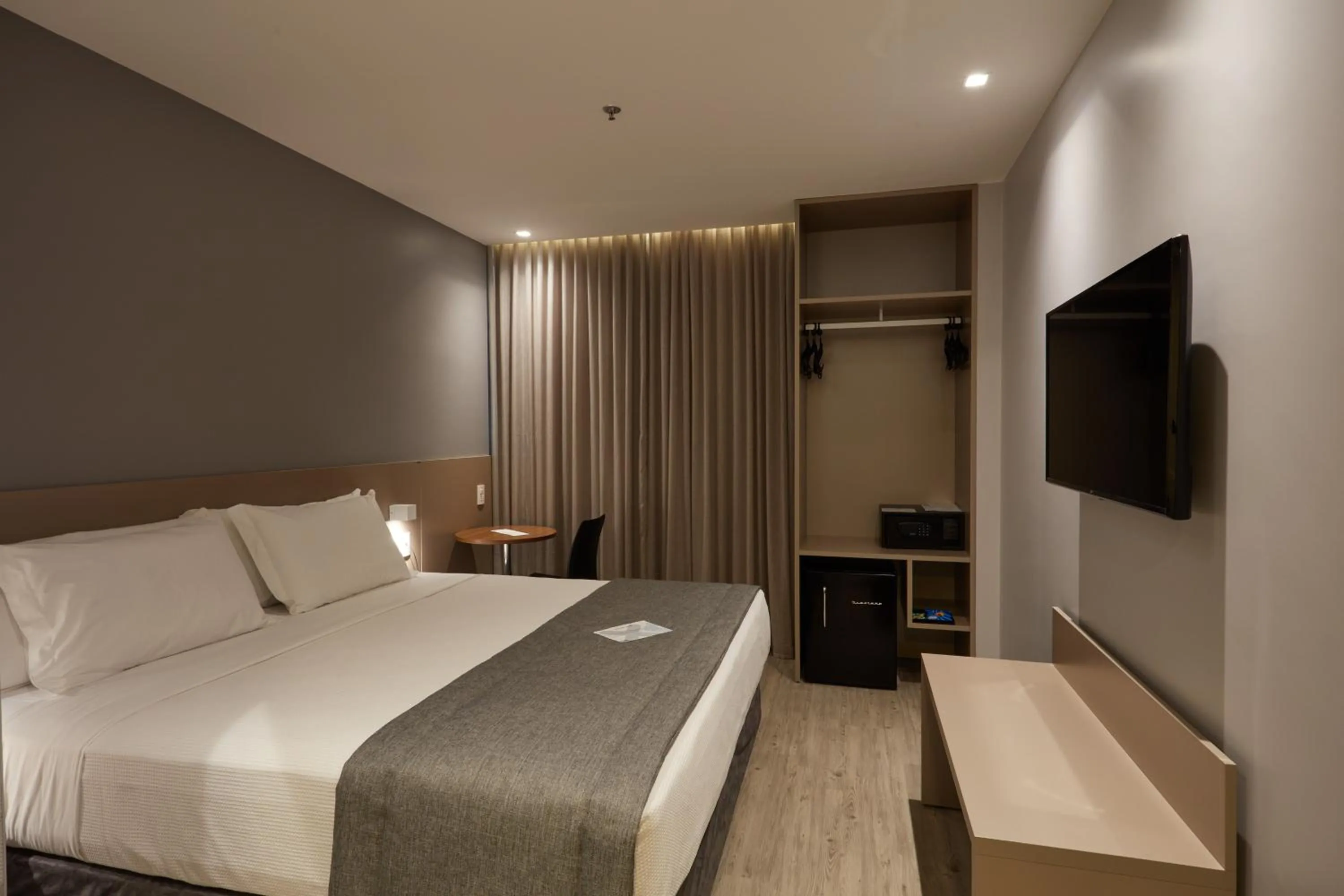 Bedroom, Bed in Flix Hotel