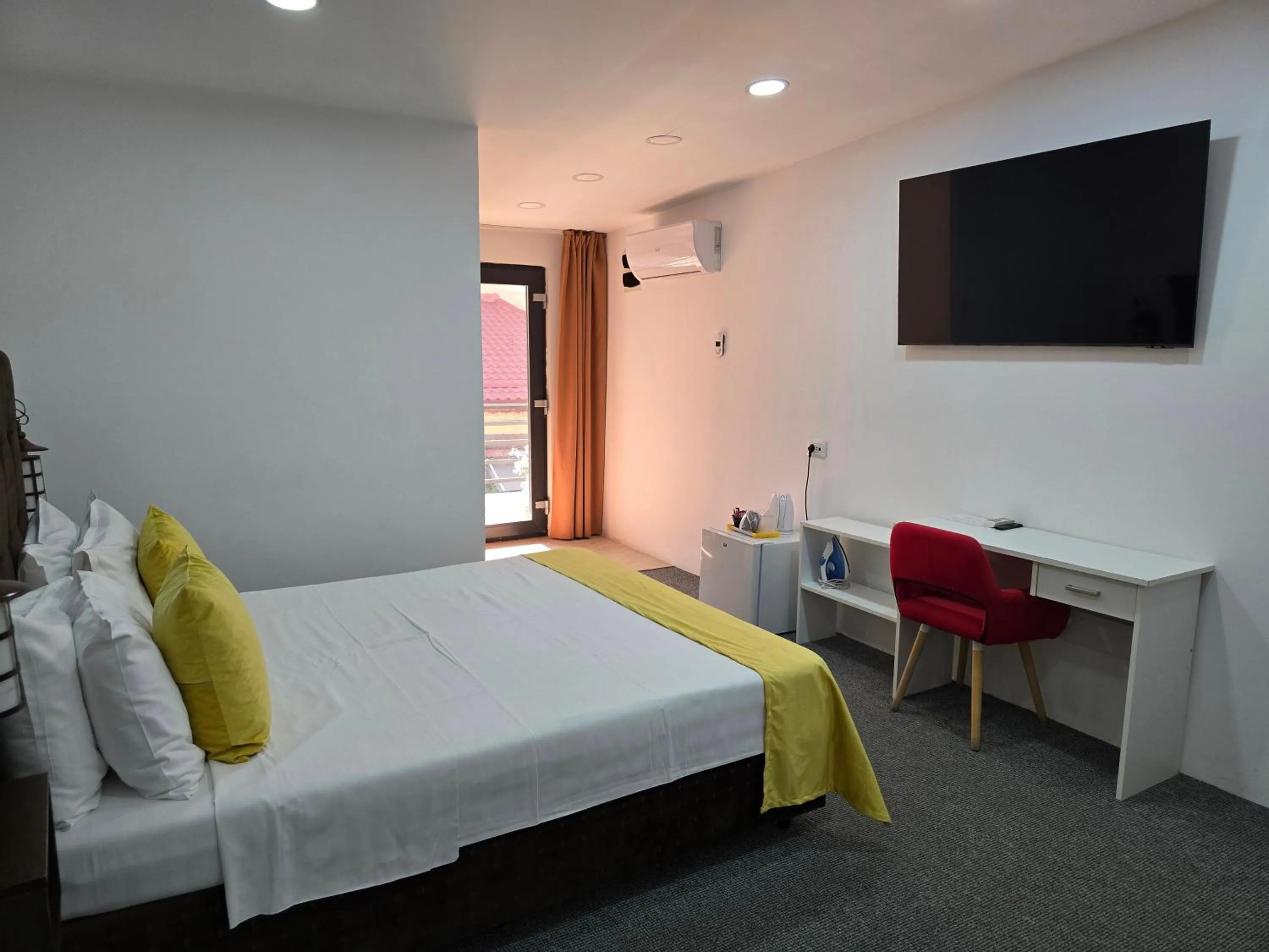 Photo of the whole room, Bed in Poet Palace Bucharest