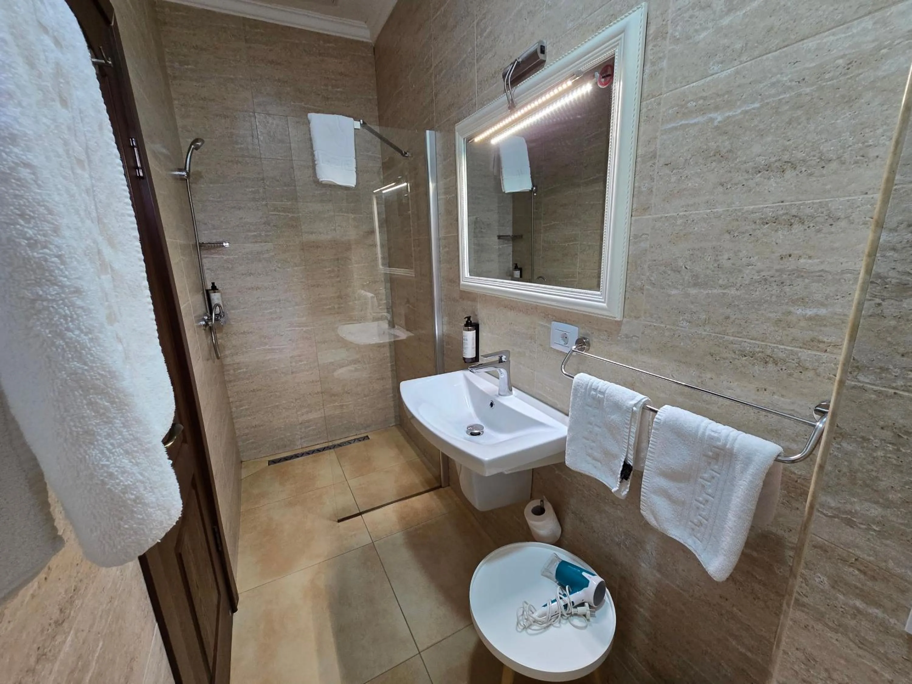 Bathroom in Poet Palace Bucharest