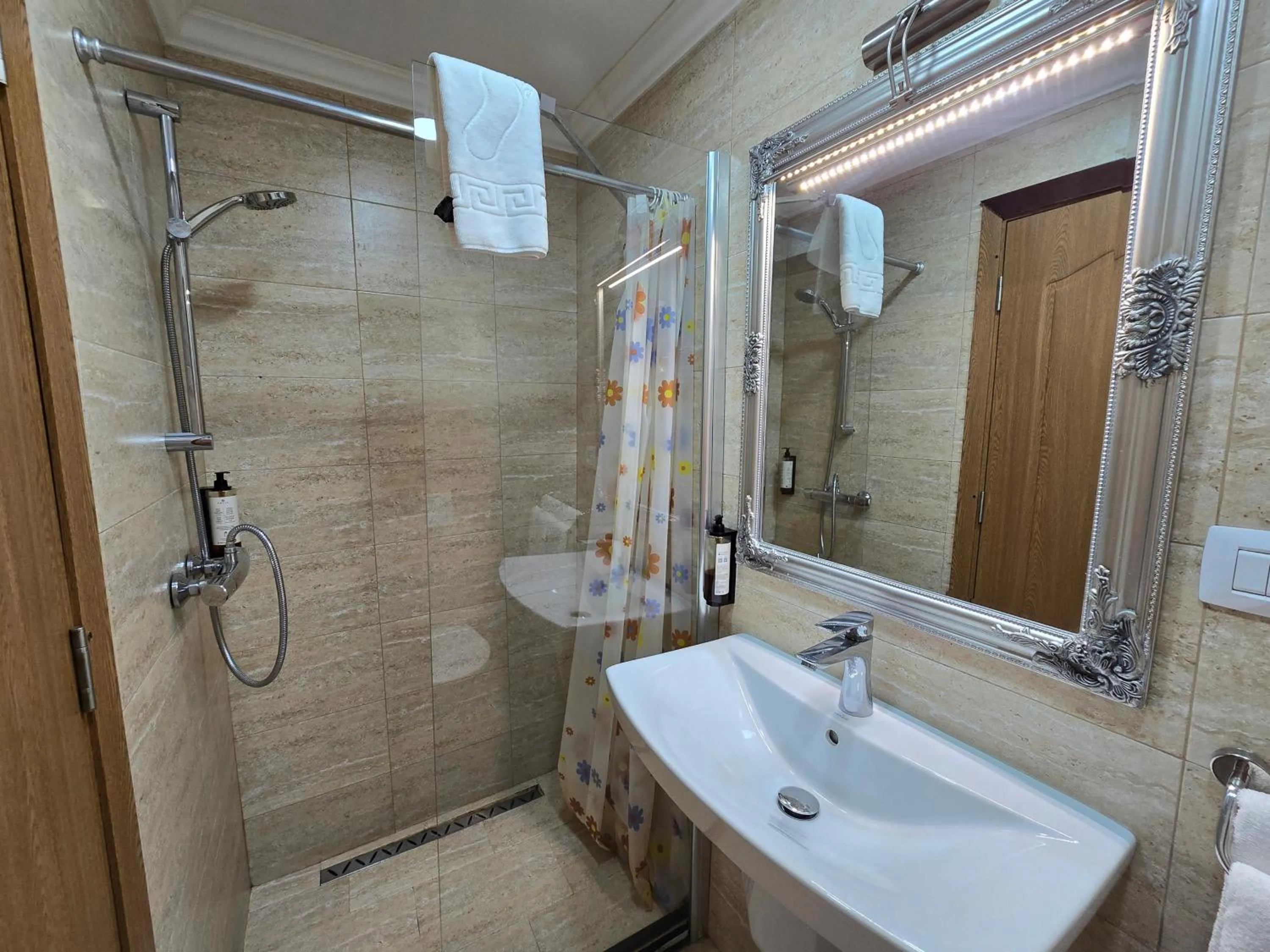 Bathroom in Poet Palace Bucharest