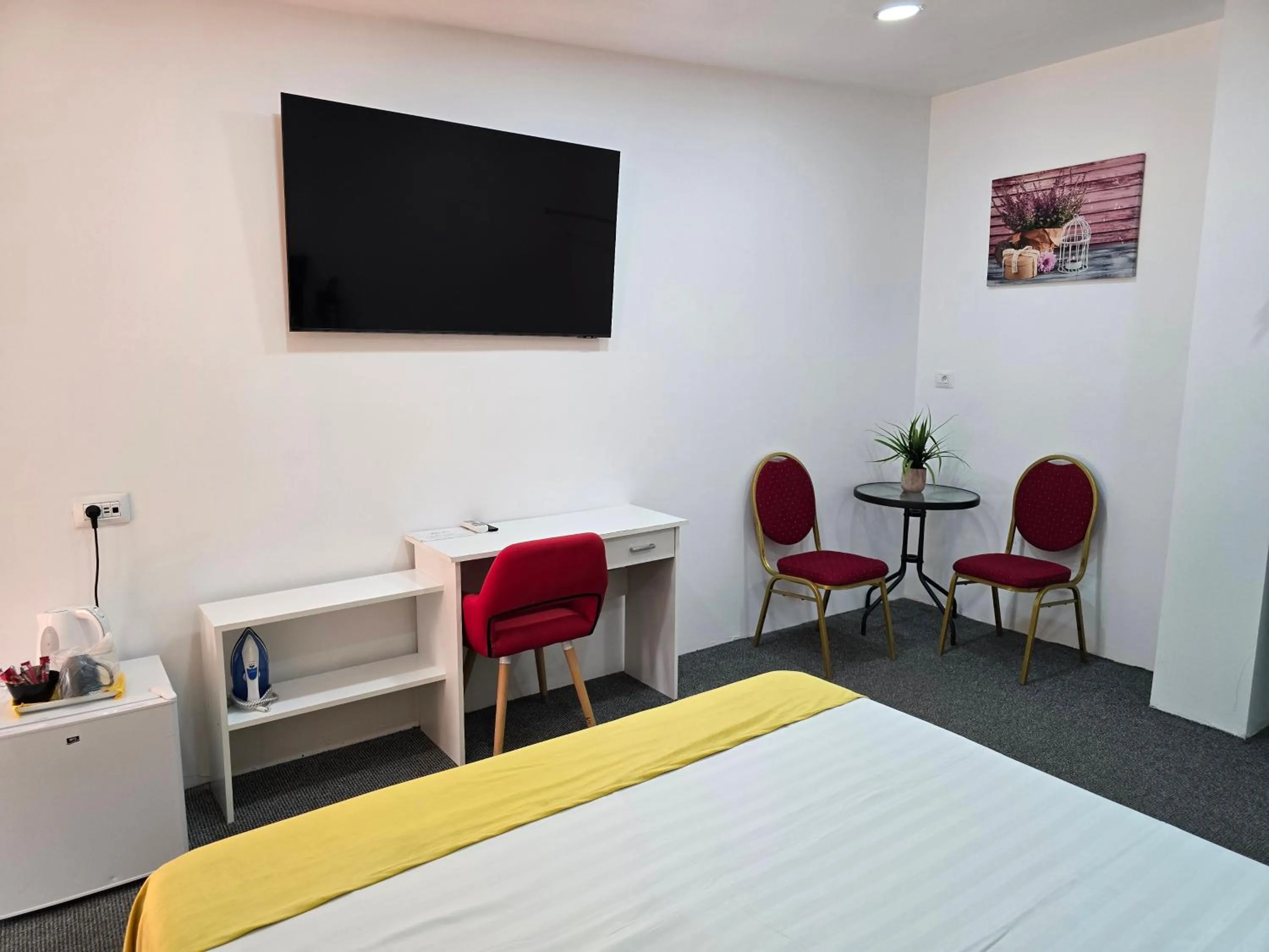 Photo of the whole room, Bed in Poet Palace Bucharest