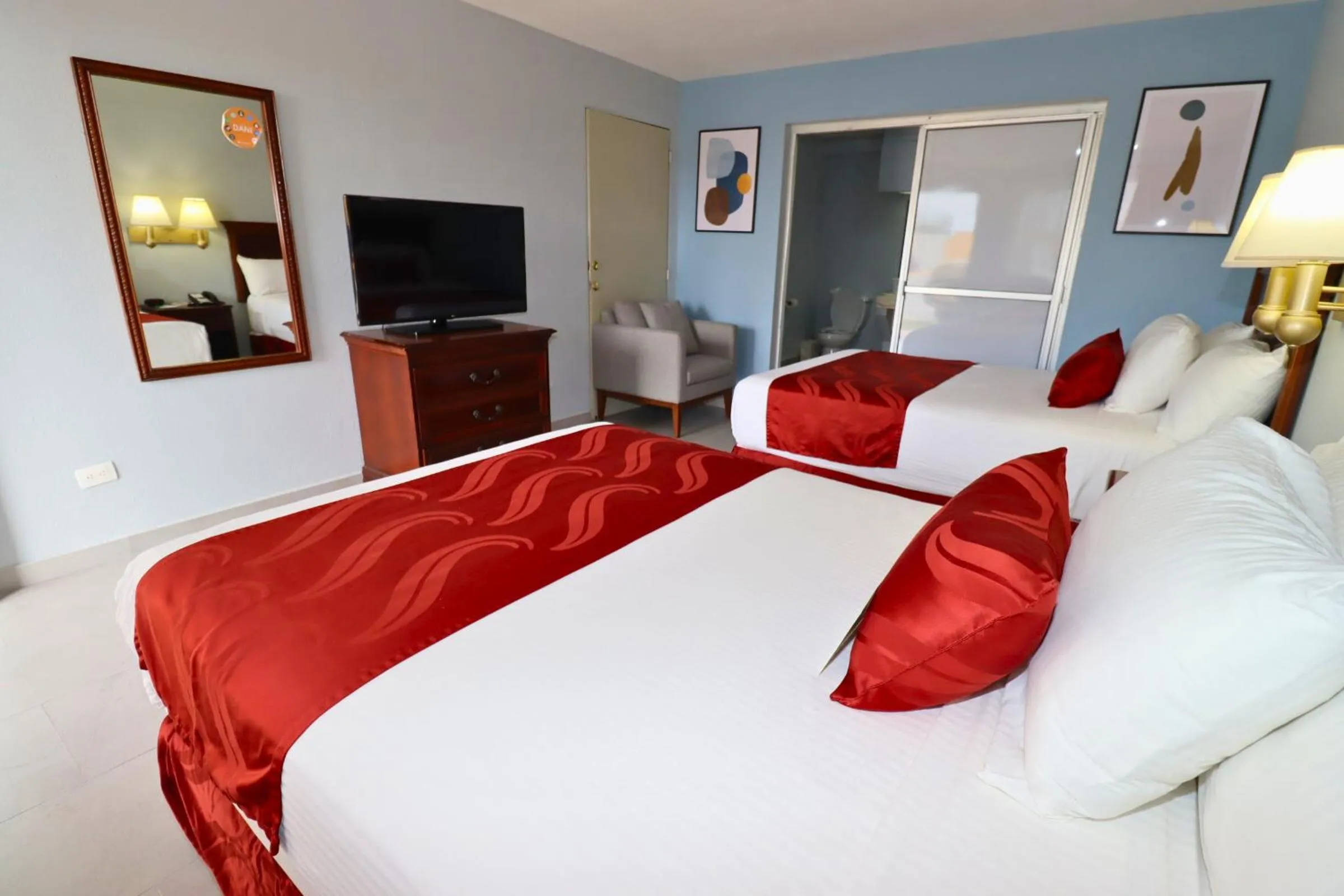 Photo of the whole room, Bed in Quality Inn Piedras Negras