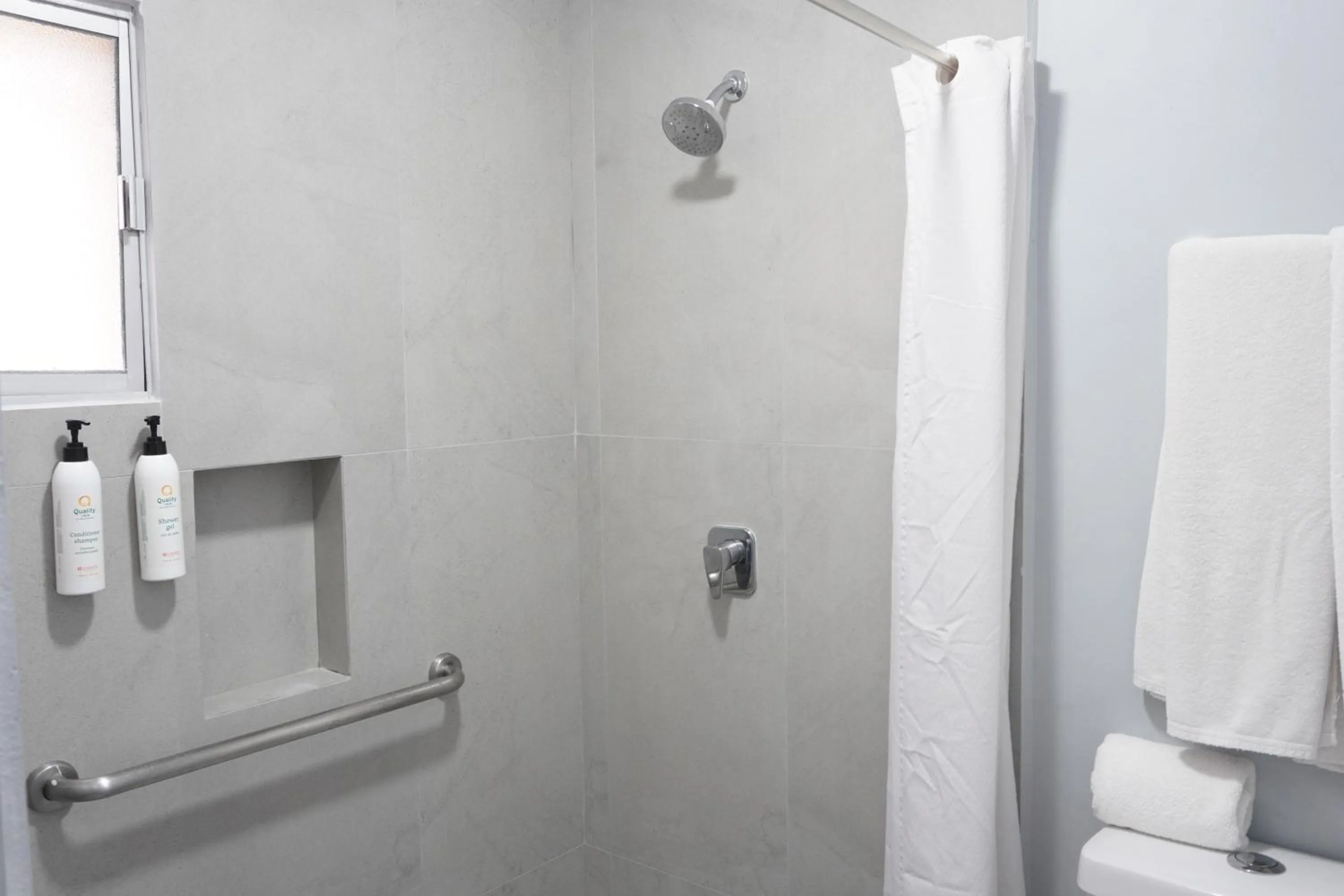 Shower in Quality Inn Piedras Negras