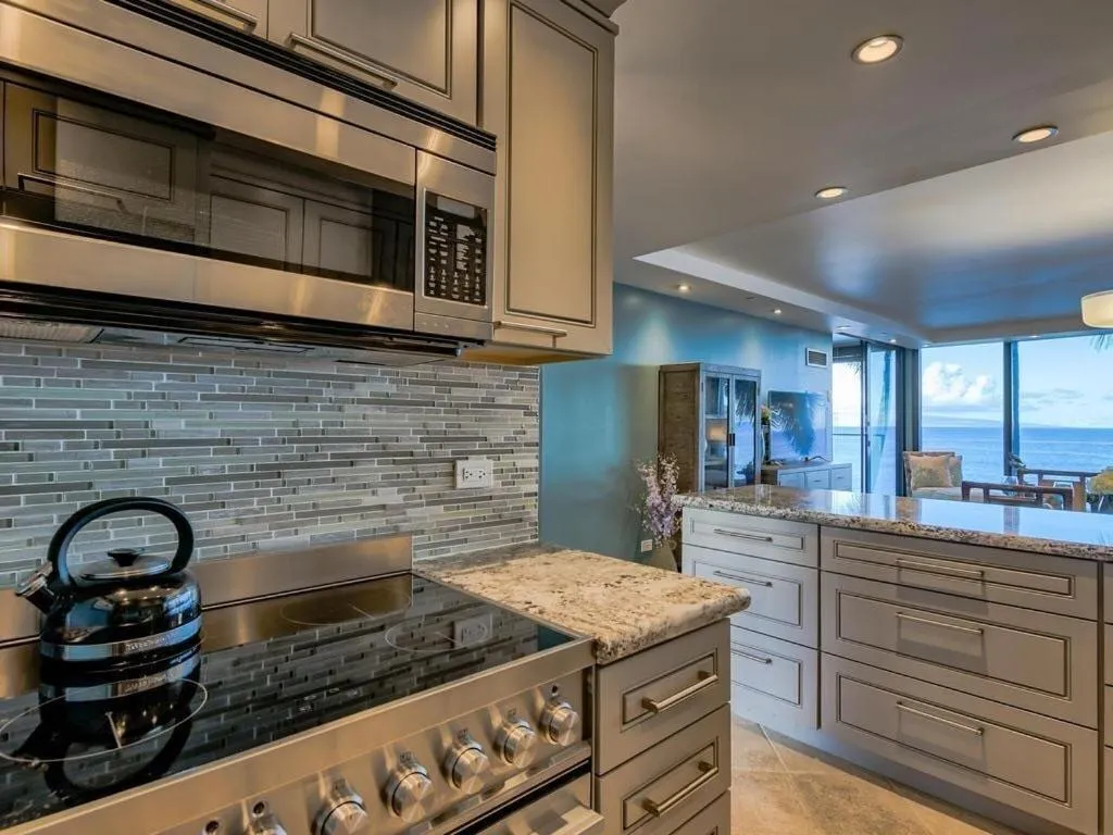 Kitchen or kitchenette in Mahana 316