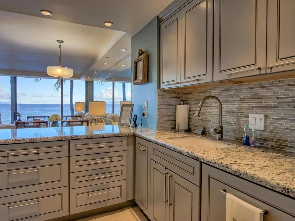 Kitchen or kitchenette in Mahana 316