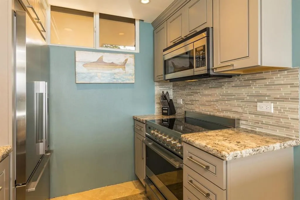 Kitchen or kitchenette in Mahana 316