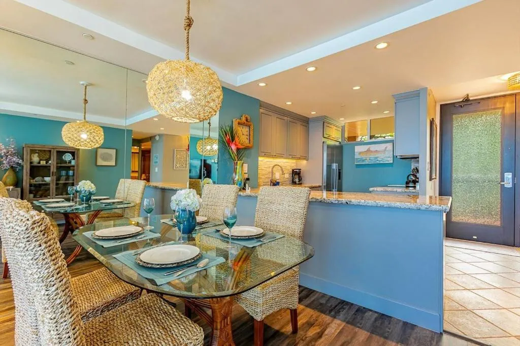 Dining area in Mahana 316