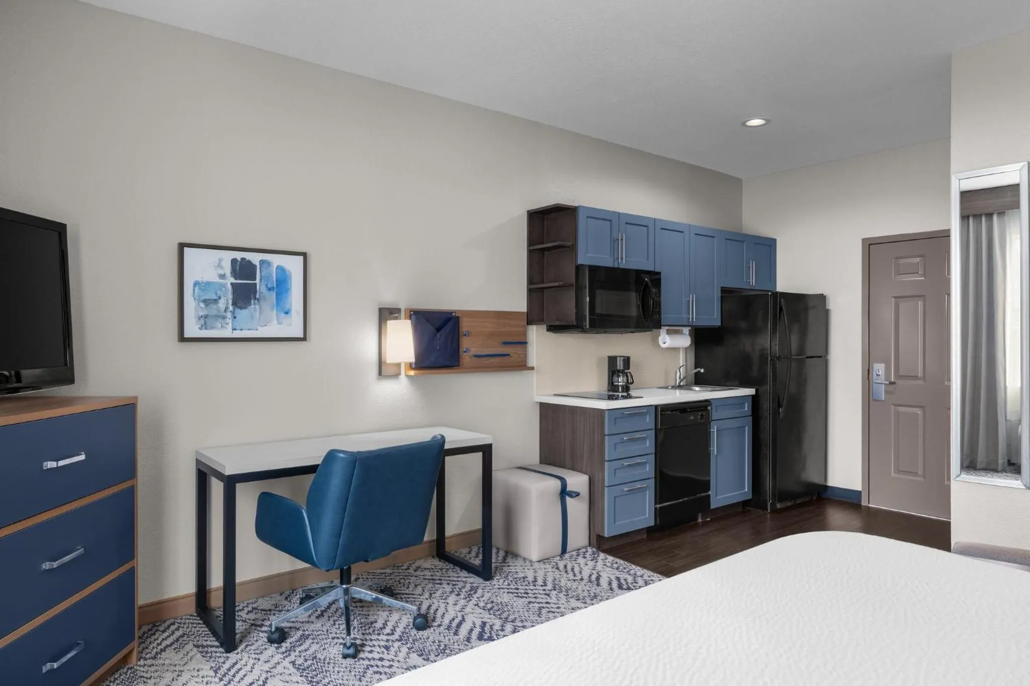 Photo of the whole room, Bed in Candlewood Suites Alexandria by IHG