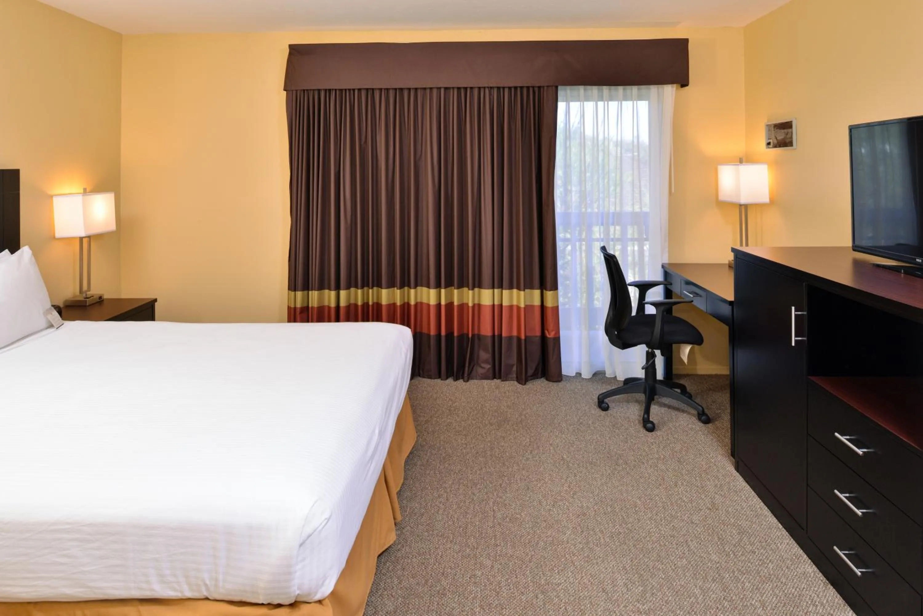 Photo of the whole room, Bed in Dana Point Marina Inn