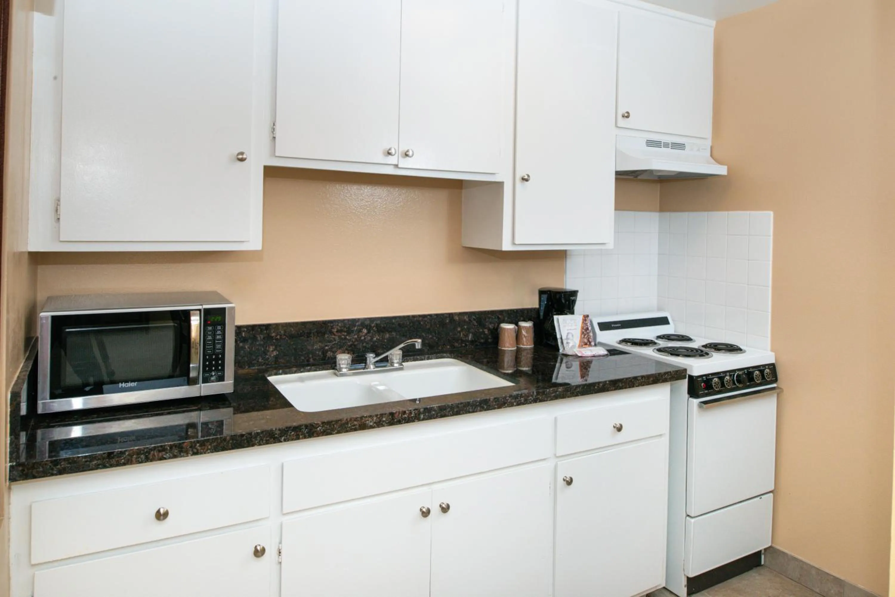 Kitchen or kitchenette in Dana Point Marina Inn