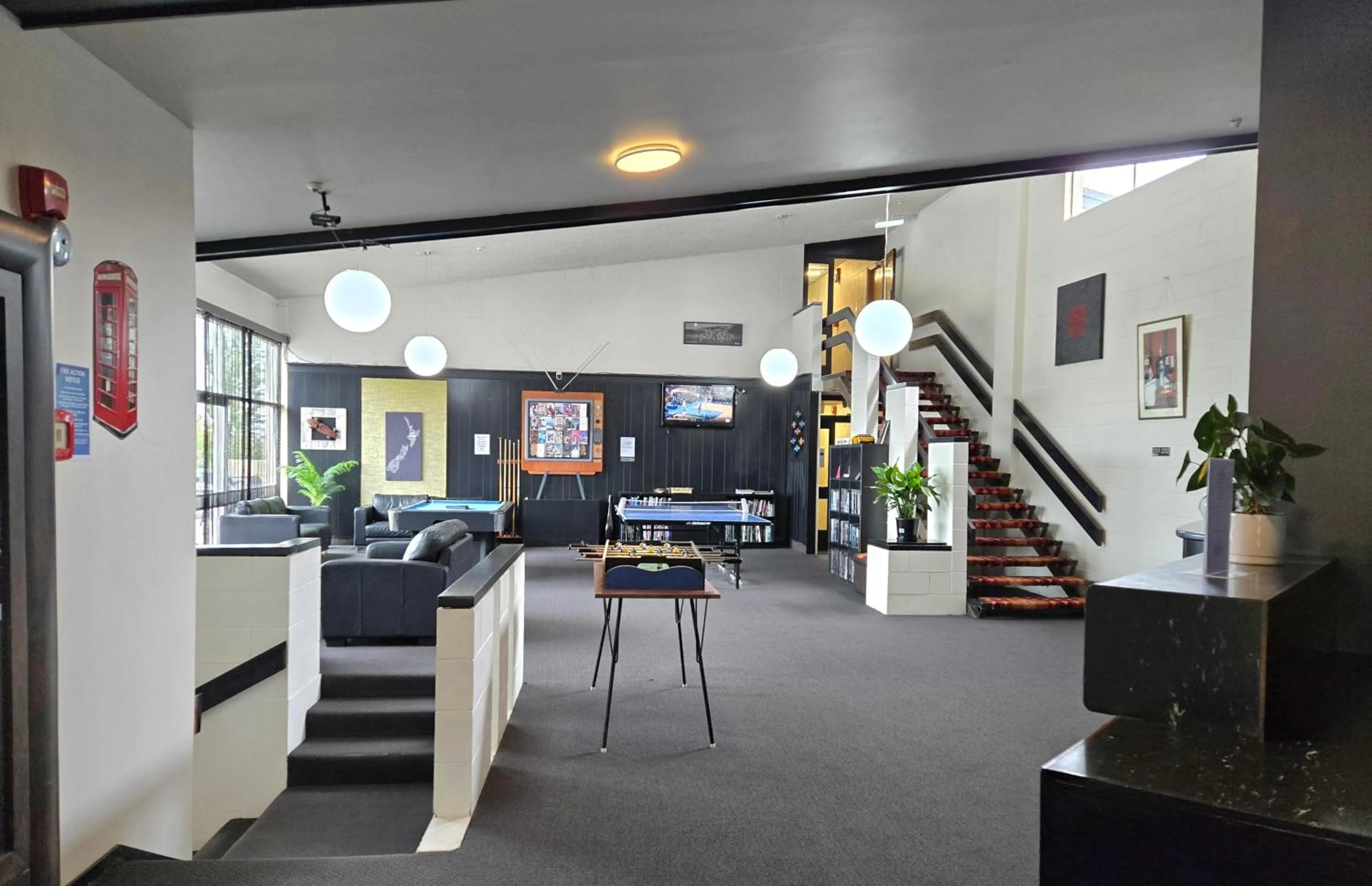 Communal lounge/ TV room in Fiordland Hotel