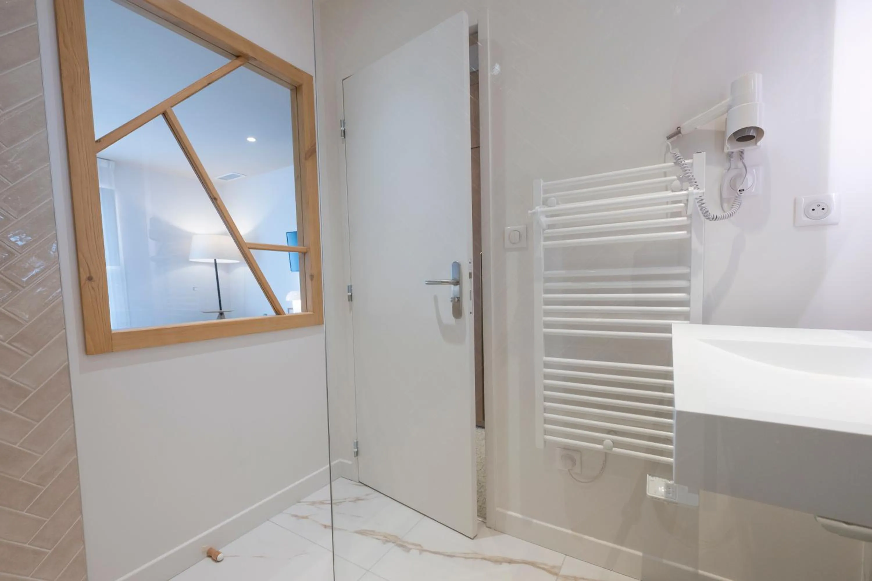 Shower in Hôtel Les Pins - Oléron