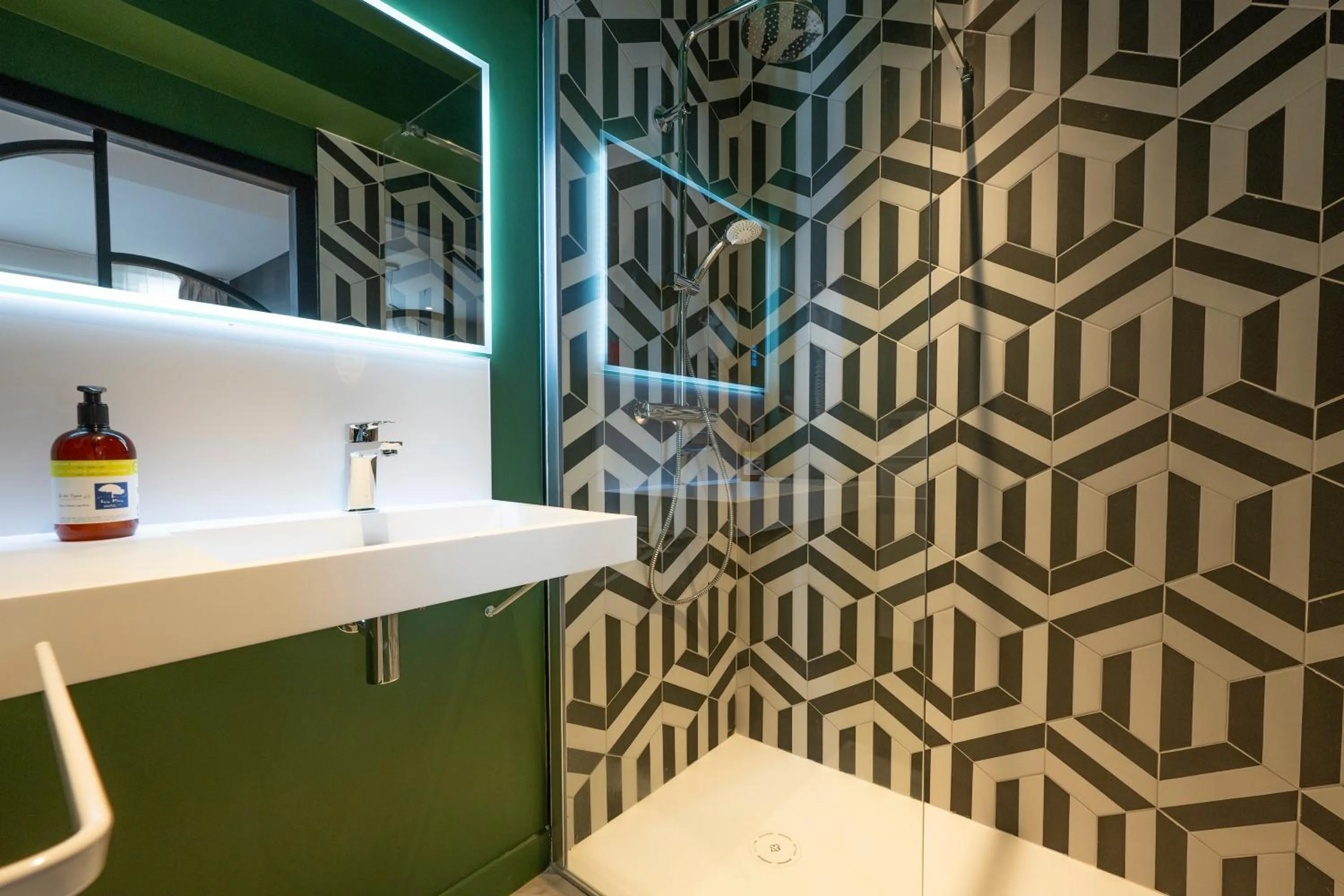 Bathroom in Hôtel Les Pins - Oléron