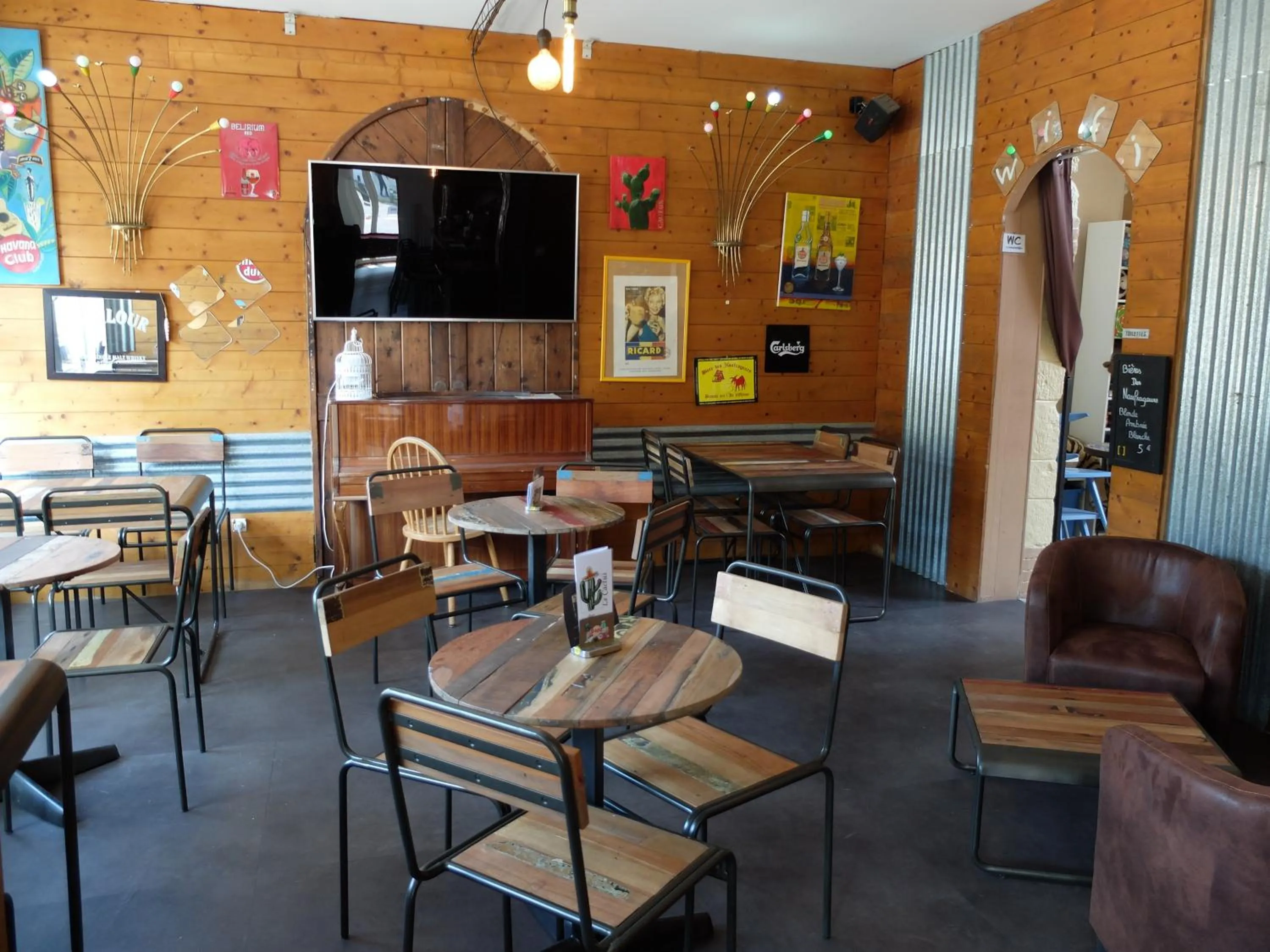 Communal lounge/ TV room in Hôtel Les Pins - Oléron