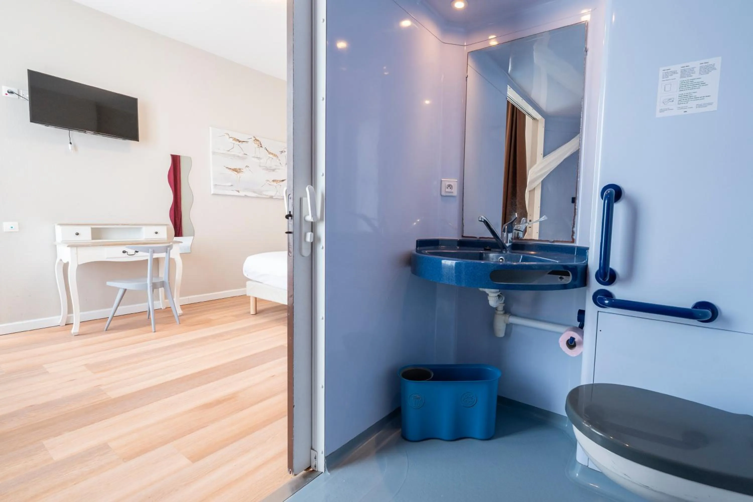 Toilet in Hôtel Les Pins - Oléron