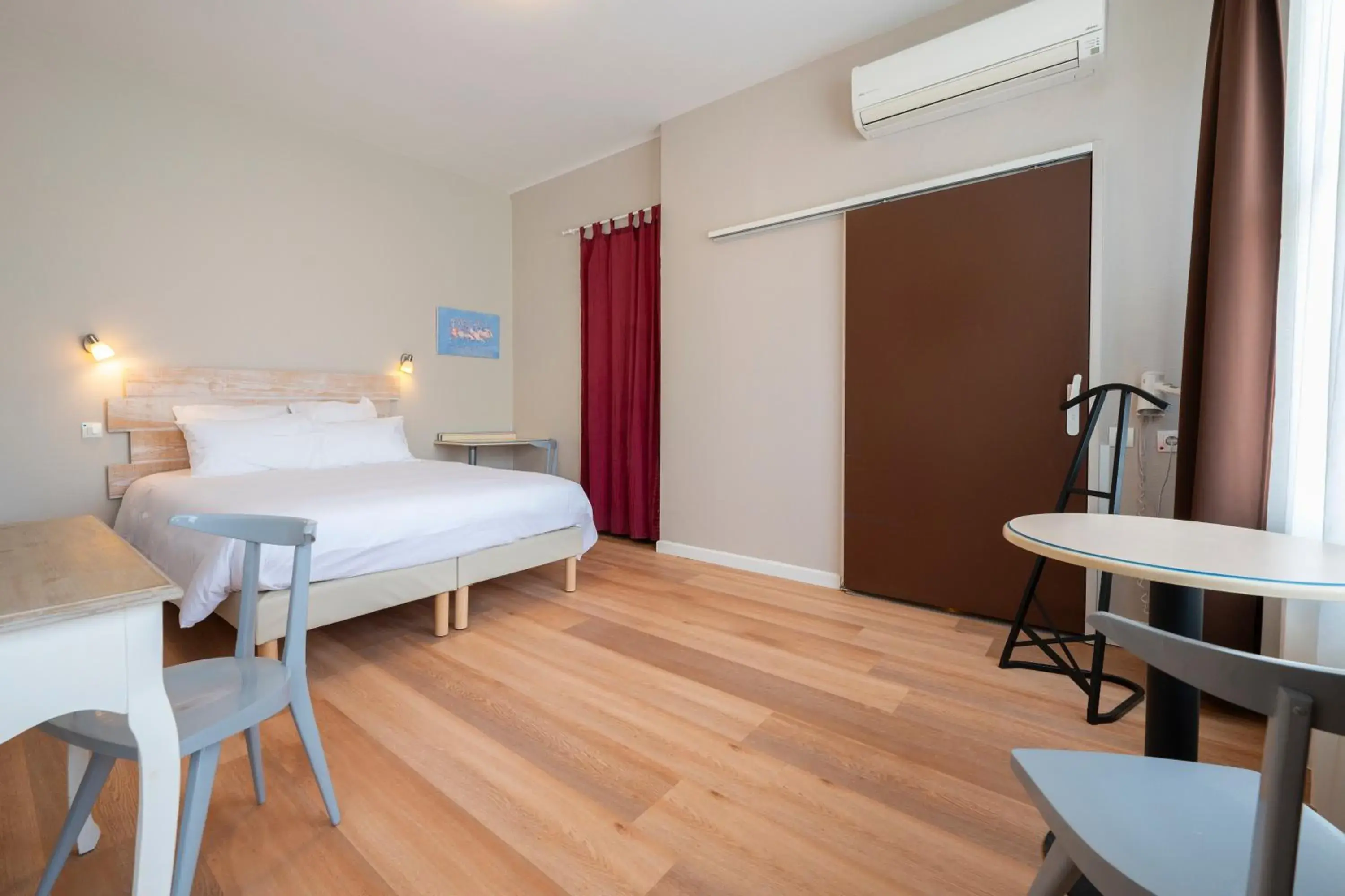 Family Room - Disability Access in Hôtel Les Pins Family Room - Disability Access in Hôtel Les Pins