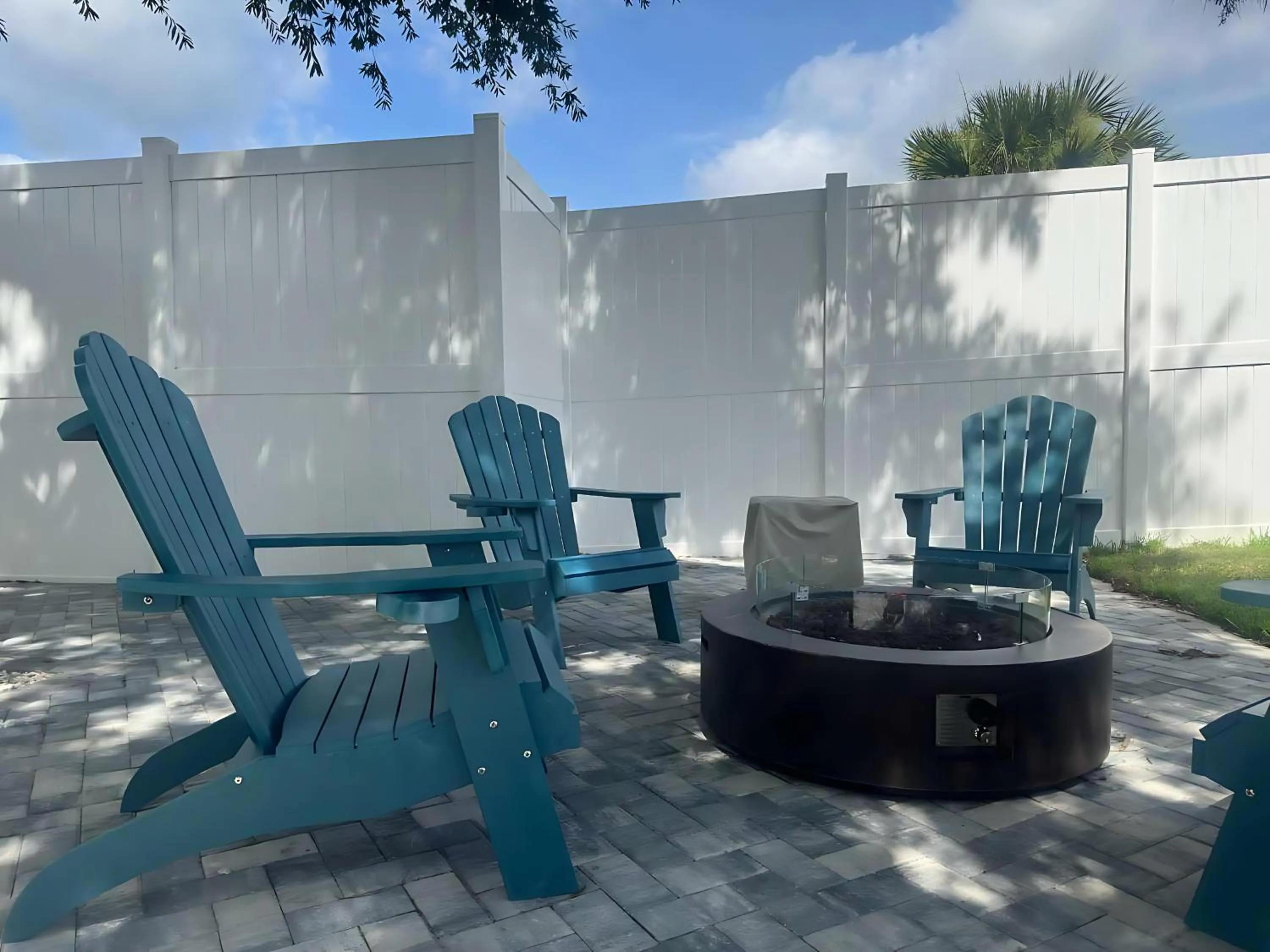 Inner courtyard view in Hawthorn Extended Stay by Wyndham Kingsland