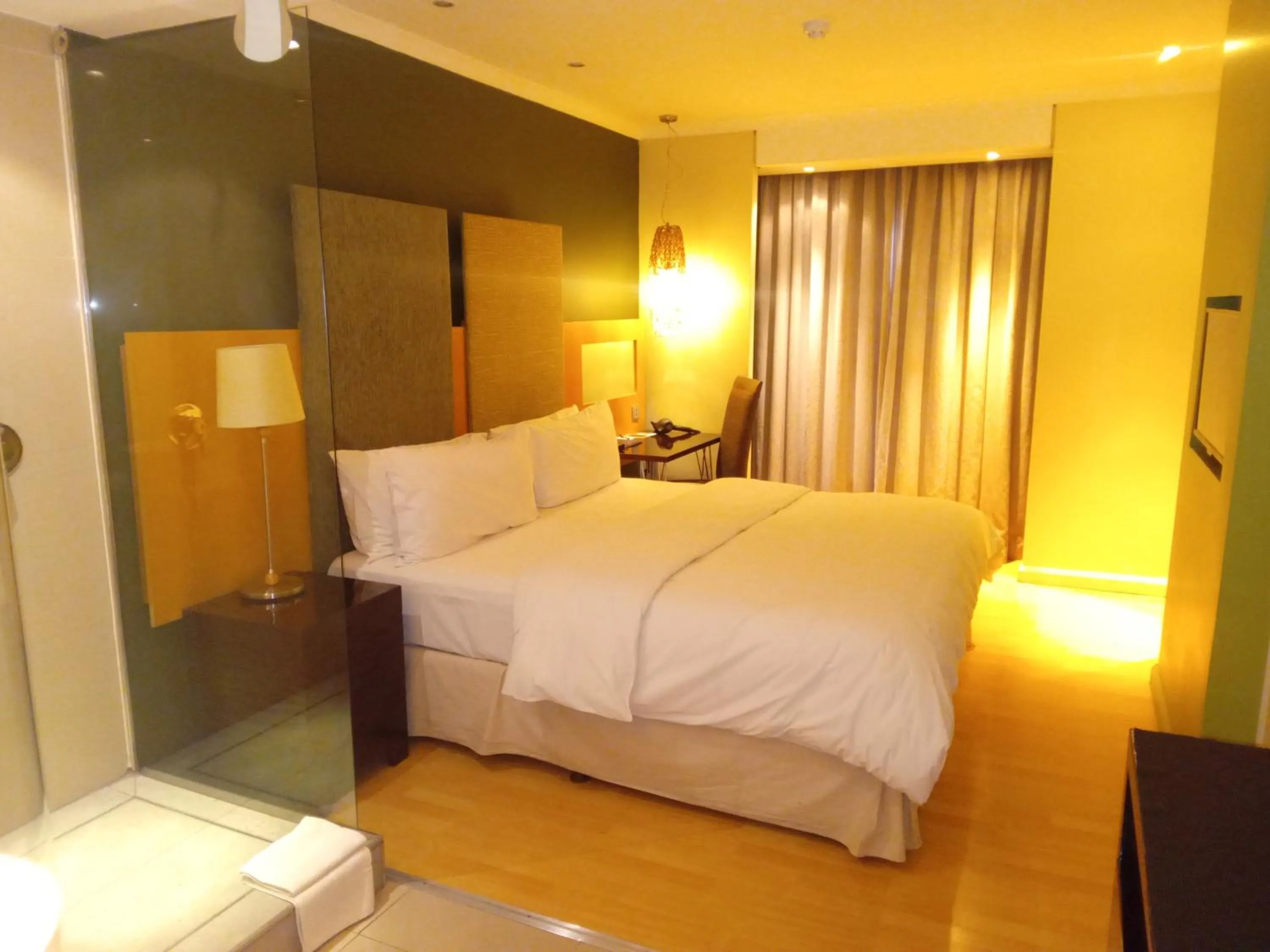 Shower, Bed in Protea Hotel by Marriott Bloemfontein Willow Lake