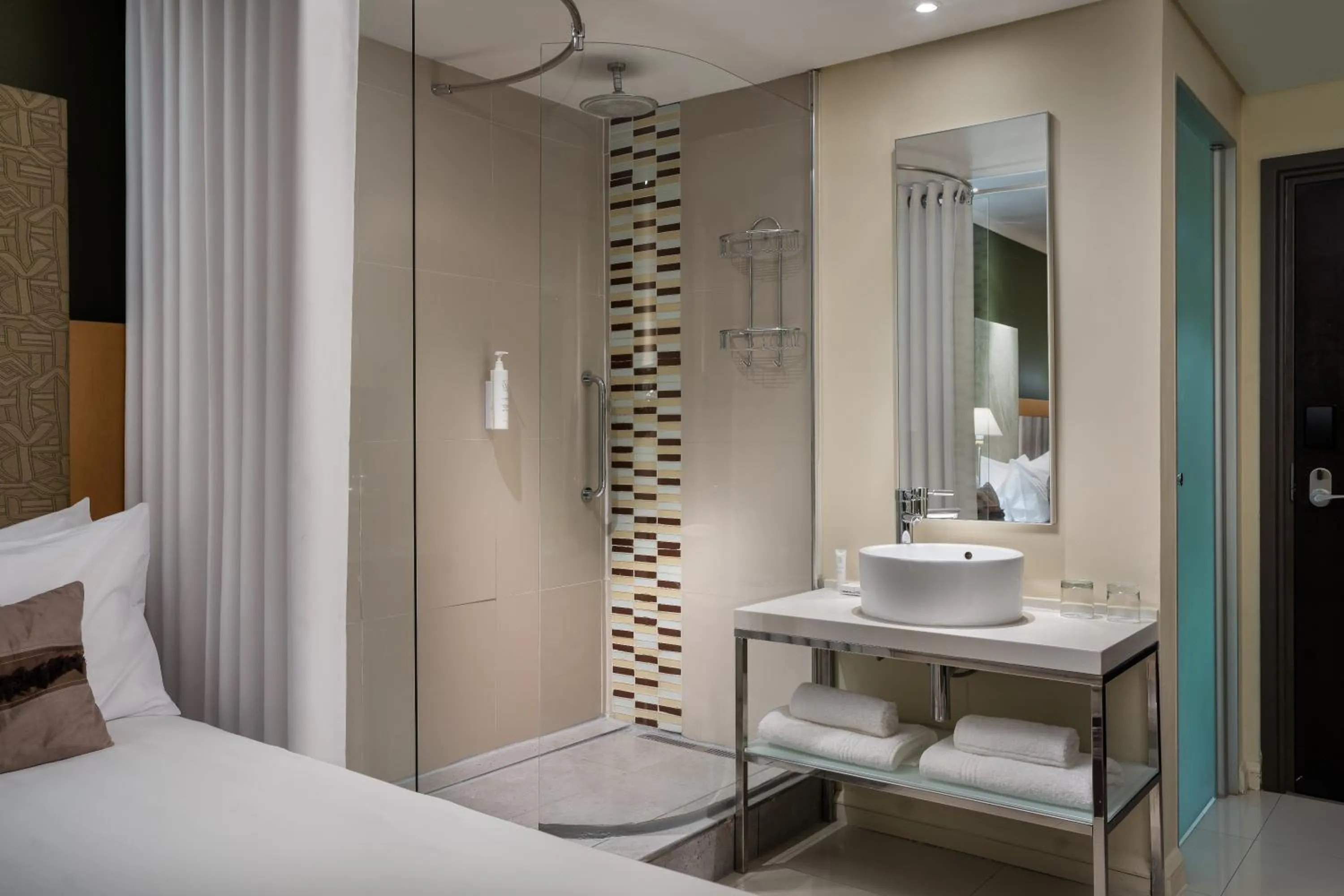 Shower, Bed in Protea Hotel by Marriott Bloemfontein Willow Lake