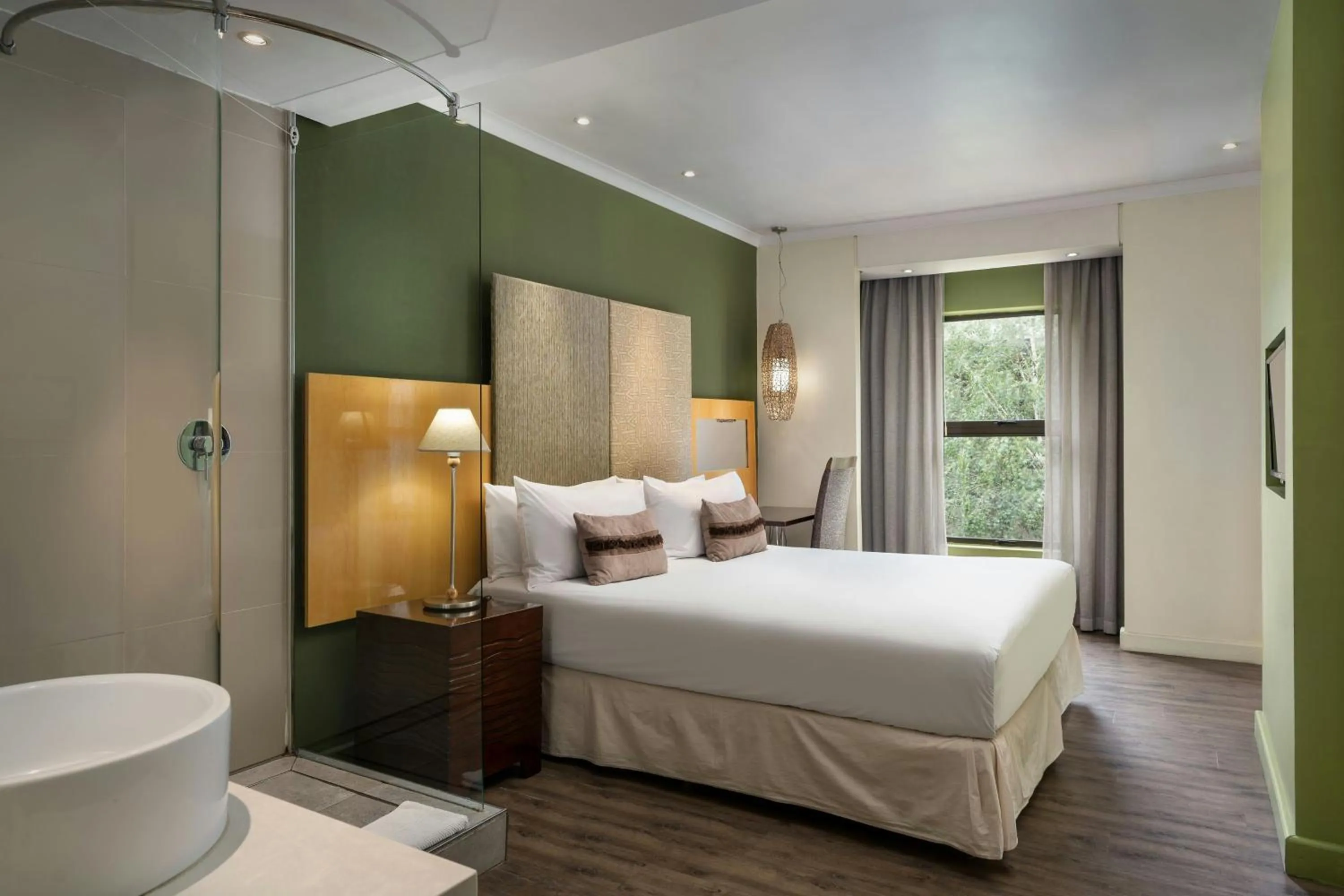 Photo of the whole room, Bed in Protea Hotel by Marriott Bloemfontein Willow Lake